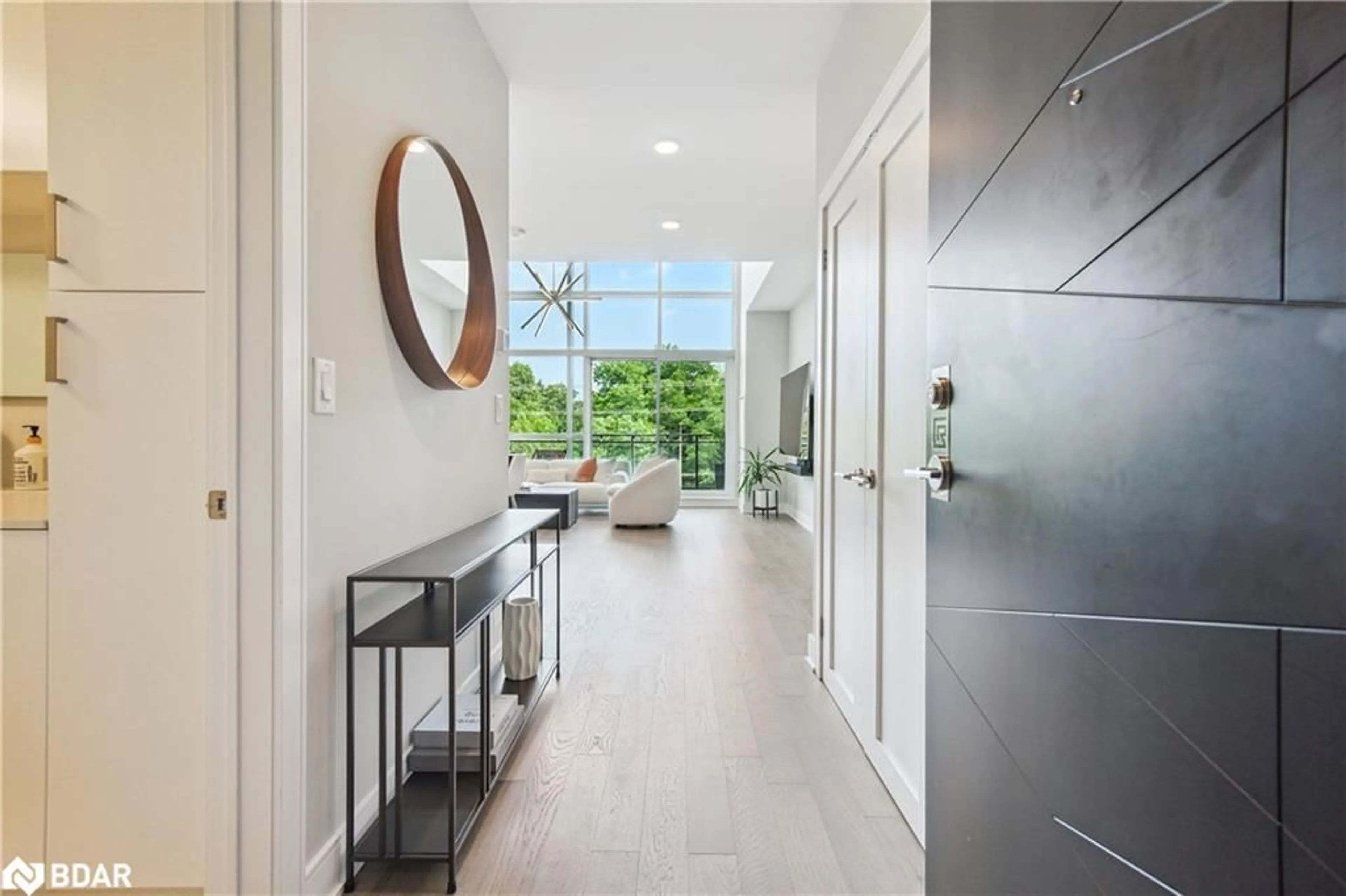 Indoor entryway for 1575 Lakeshore Road West #450, Mississauga Ontario L5J 0B1