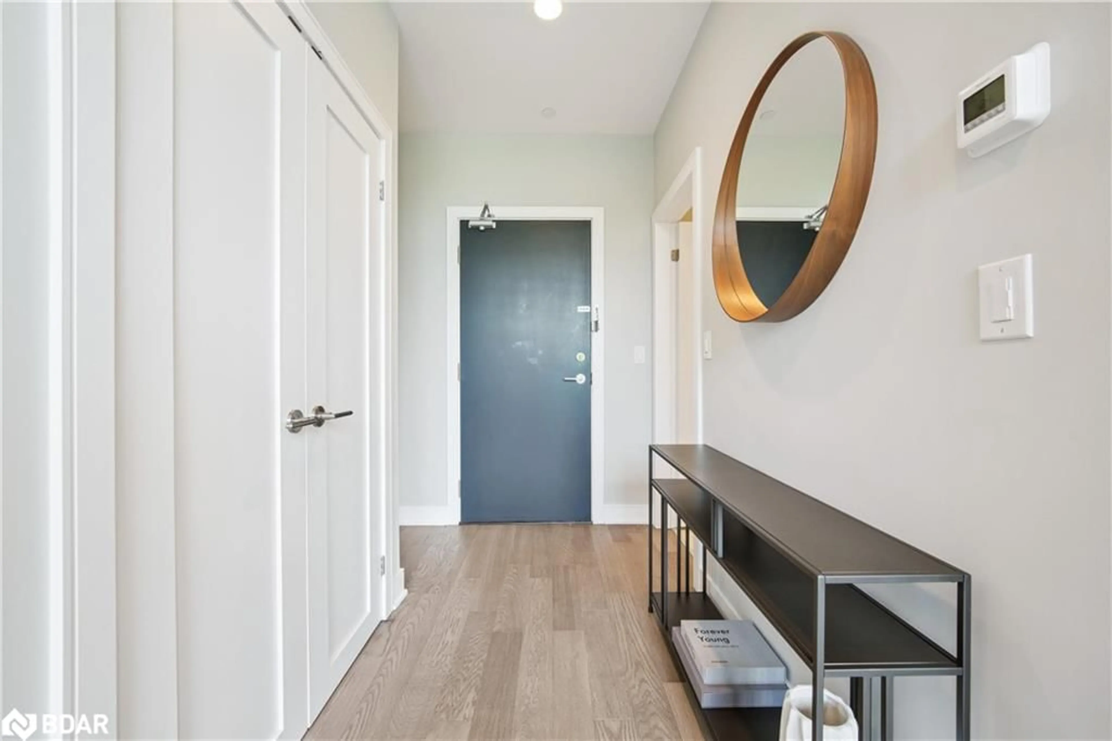 Indoor entryway for 1575 Lakeshore Road West #450, Mississauga Ontario L5J 0B1