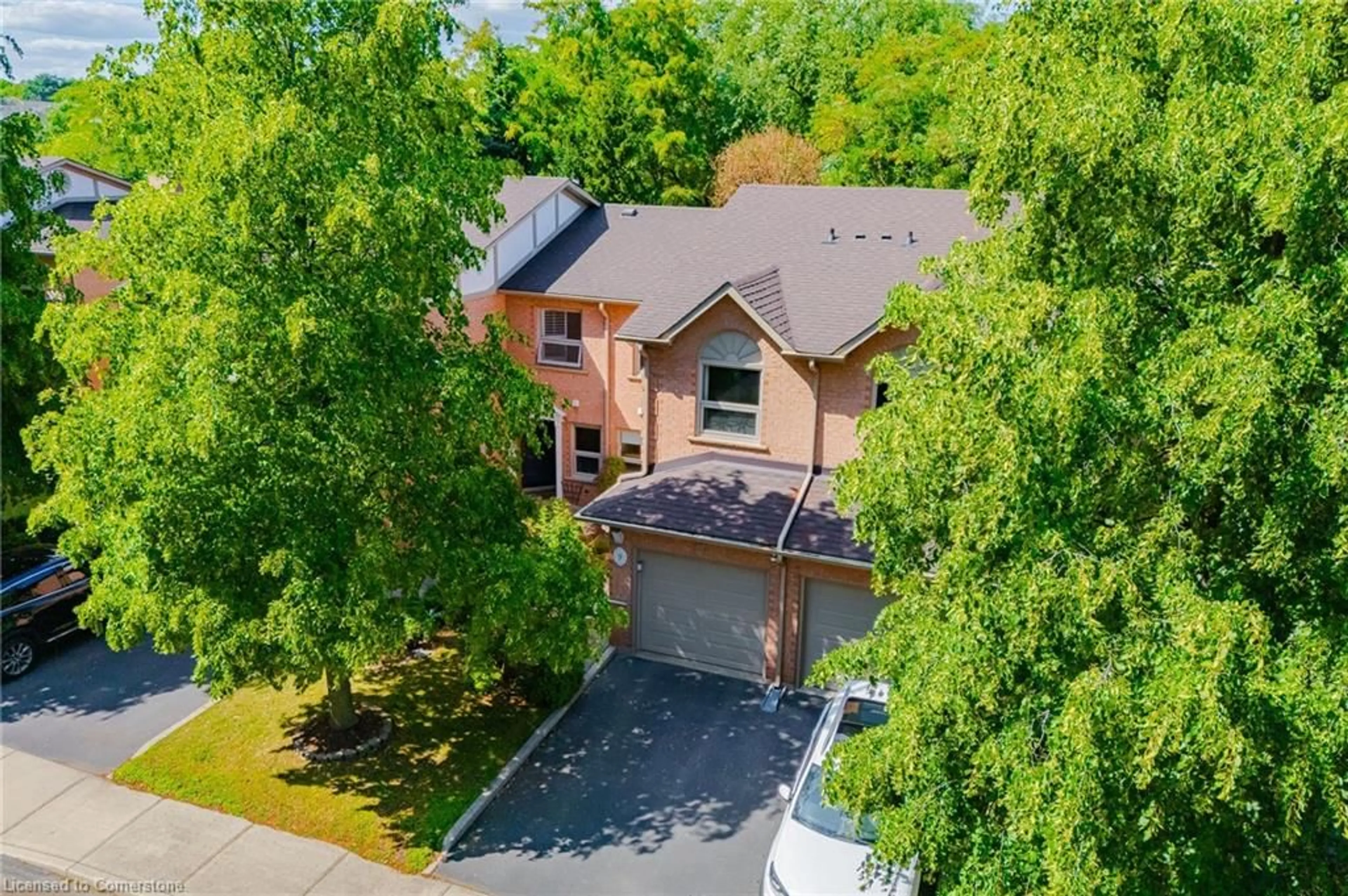A pic from outside/outdoor area/front of a property/back of a property/a pic from drone, street for 2065 Sixth Line #9, Oakville Ontario L6H 5R8