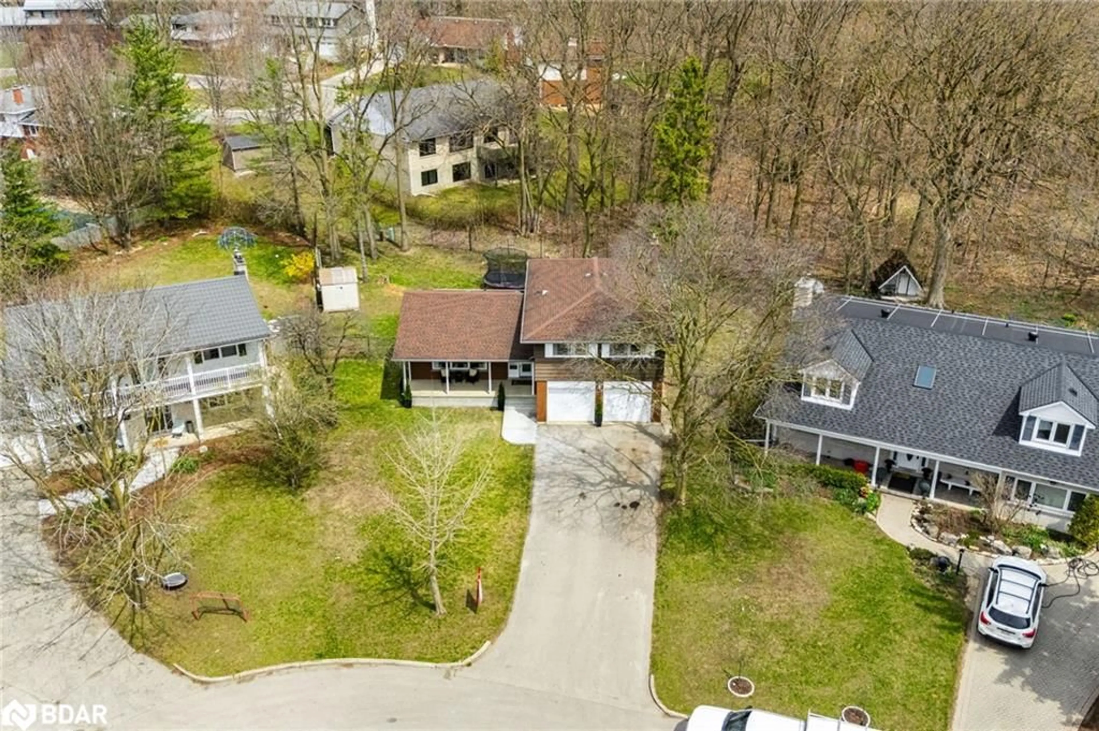 A pic from outside/outdoor area/front of a property/back of a property/a pic from drone, street for 104 Cardinal Cres, Waterloo Ontario N2J 2E9