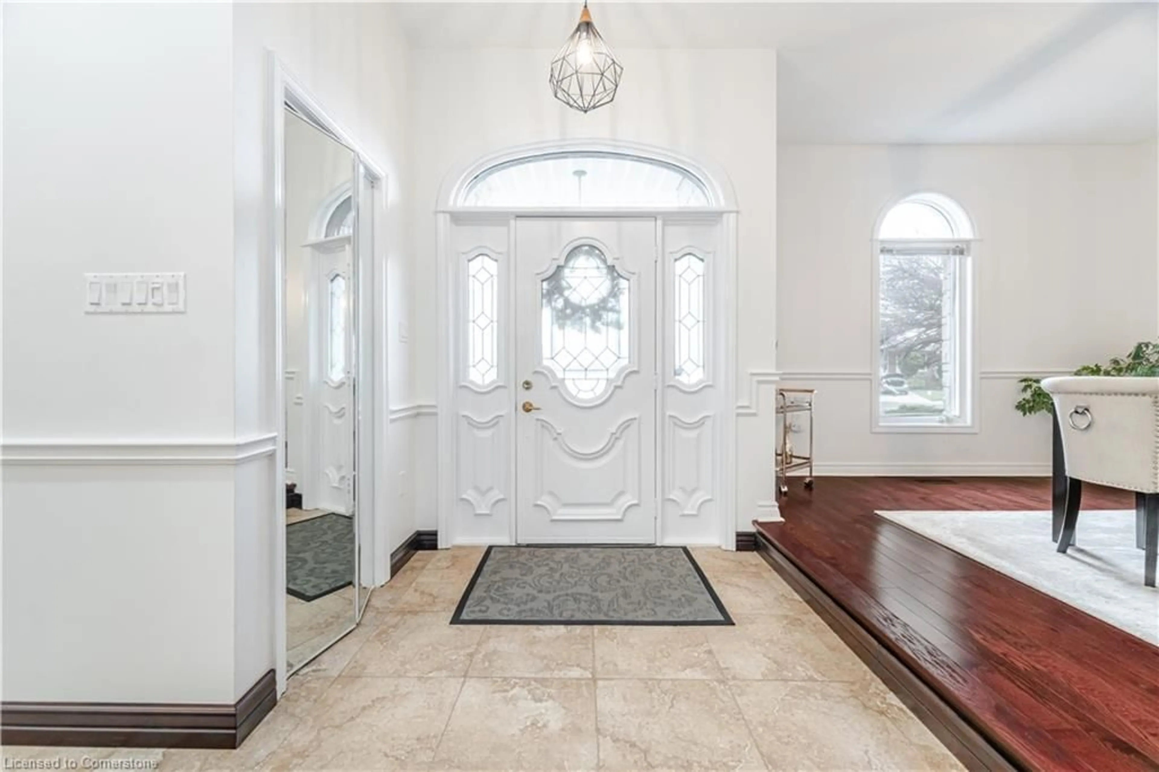 Indoor entryway for 31 Ingrid Crt, Hamilton Ontario L8W 2V4