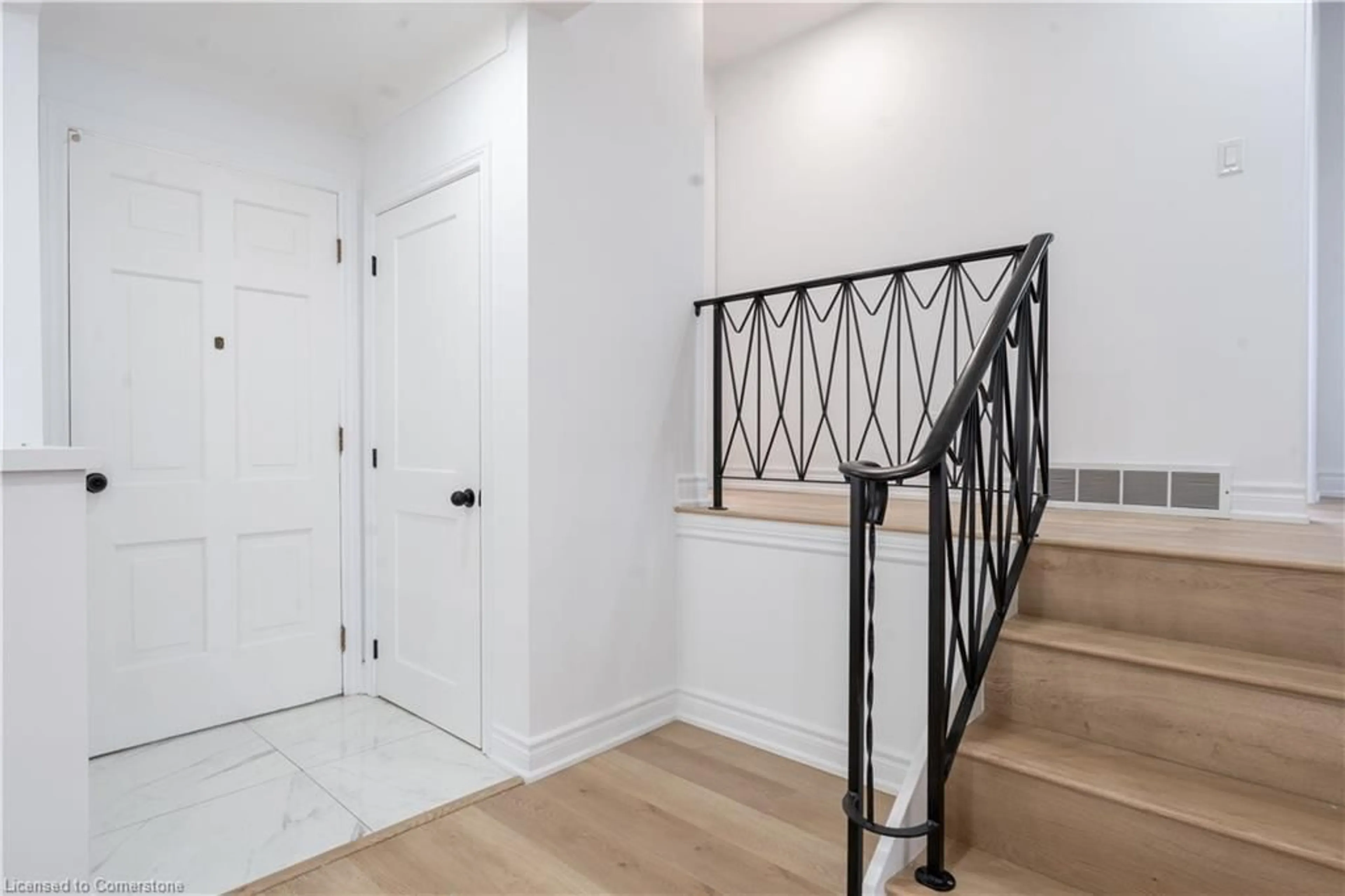 Indoor entryway for 7010 Whitman Ave, Niagara Falls Ontario L2G 5B6