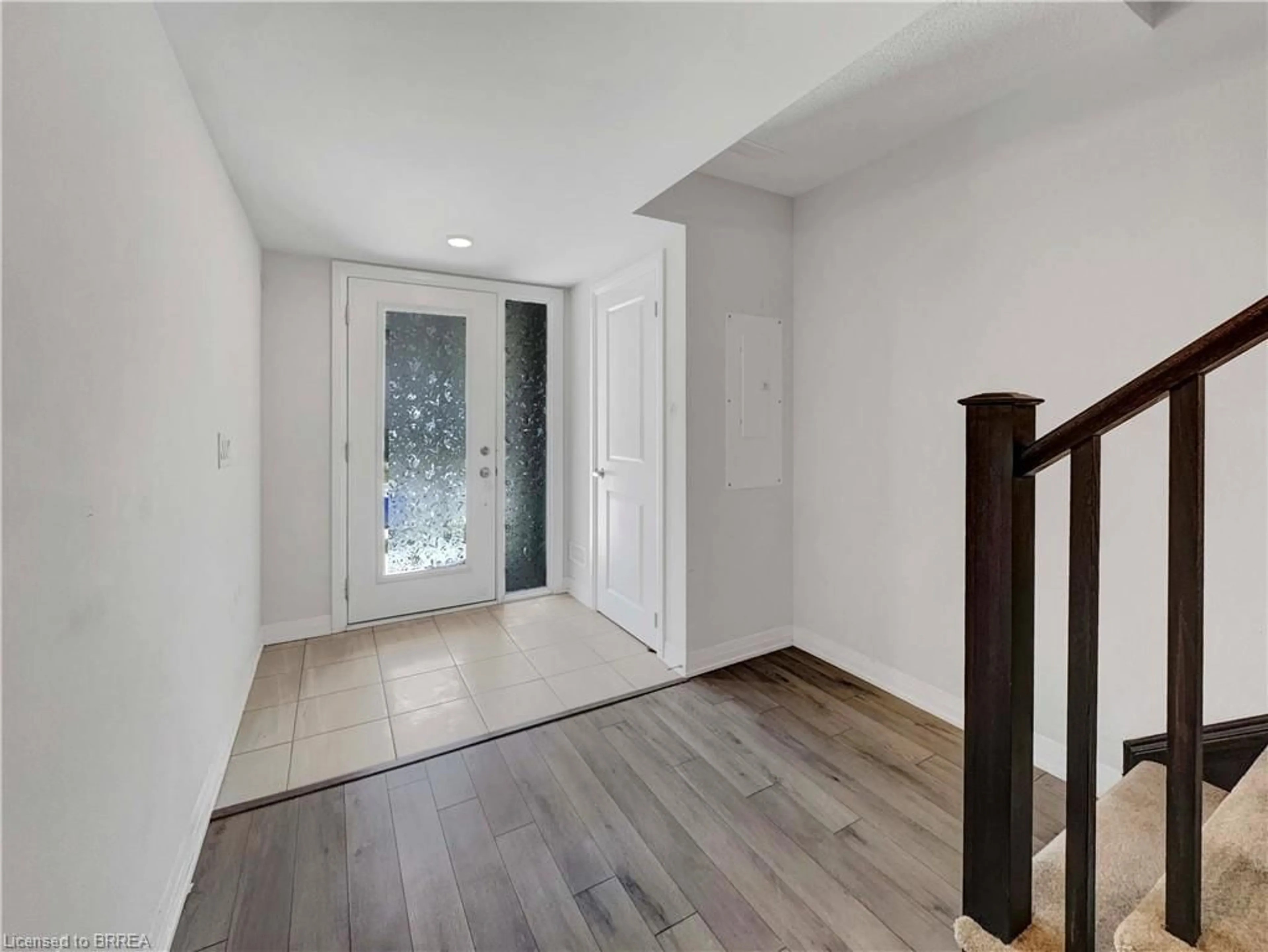 Indoor entryway for 585 Colborne St #1105, Brantford Ontario N3S 0K4