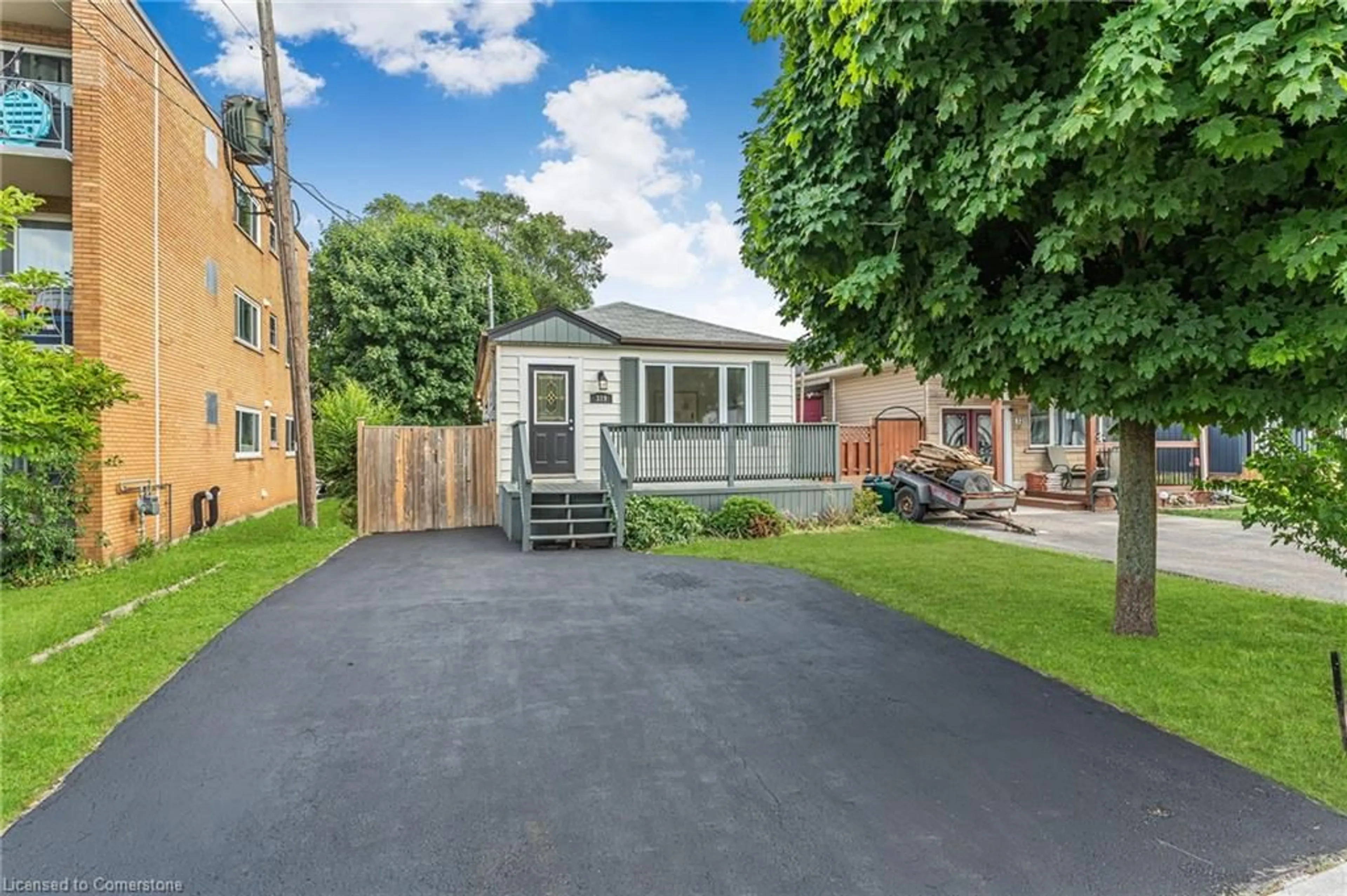 Patio, street for 319 East 28th St, Hamilton Ontario L8V 3J4