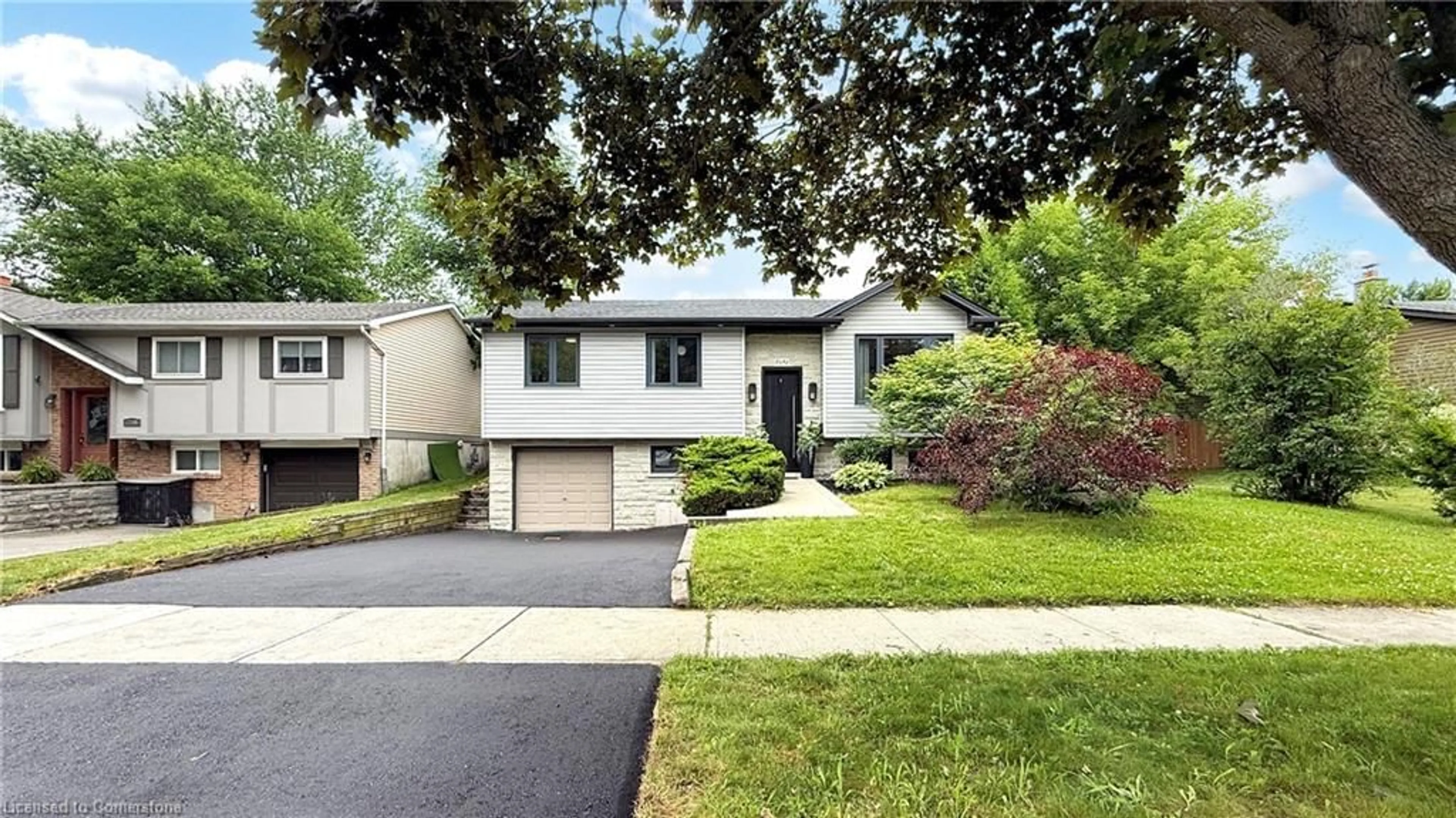 Home with vinyl exterior material, street for 2242 Ingersoll Dr, Burlington Ontario L7P 3L3