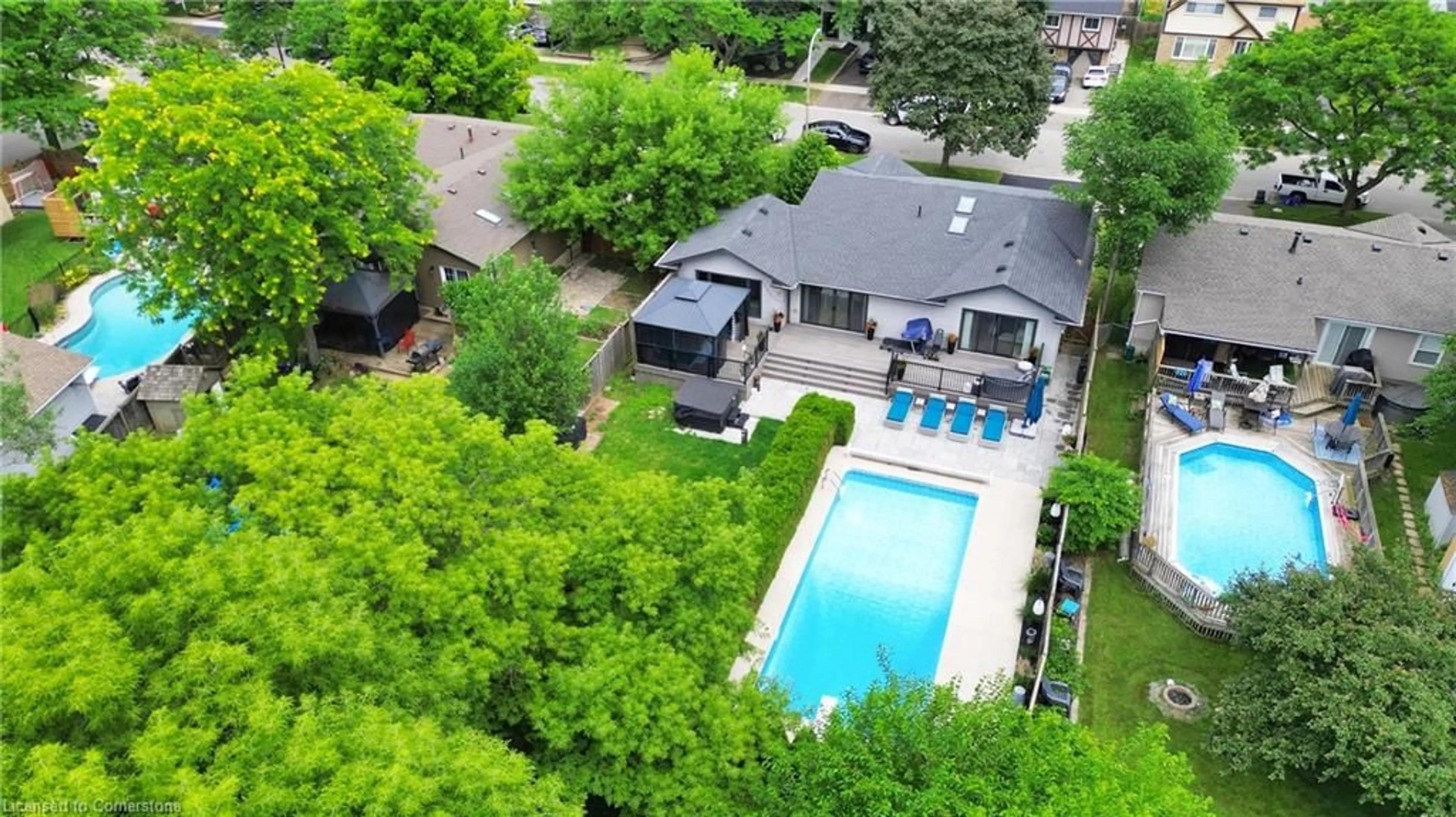 A pic from outside/outdoor area/front of a property/back of a property/a pic from drone, unknown for 2242 Ingersoll Dr, Burlington Ontario L7P 3L3