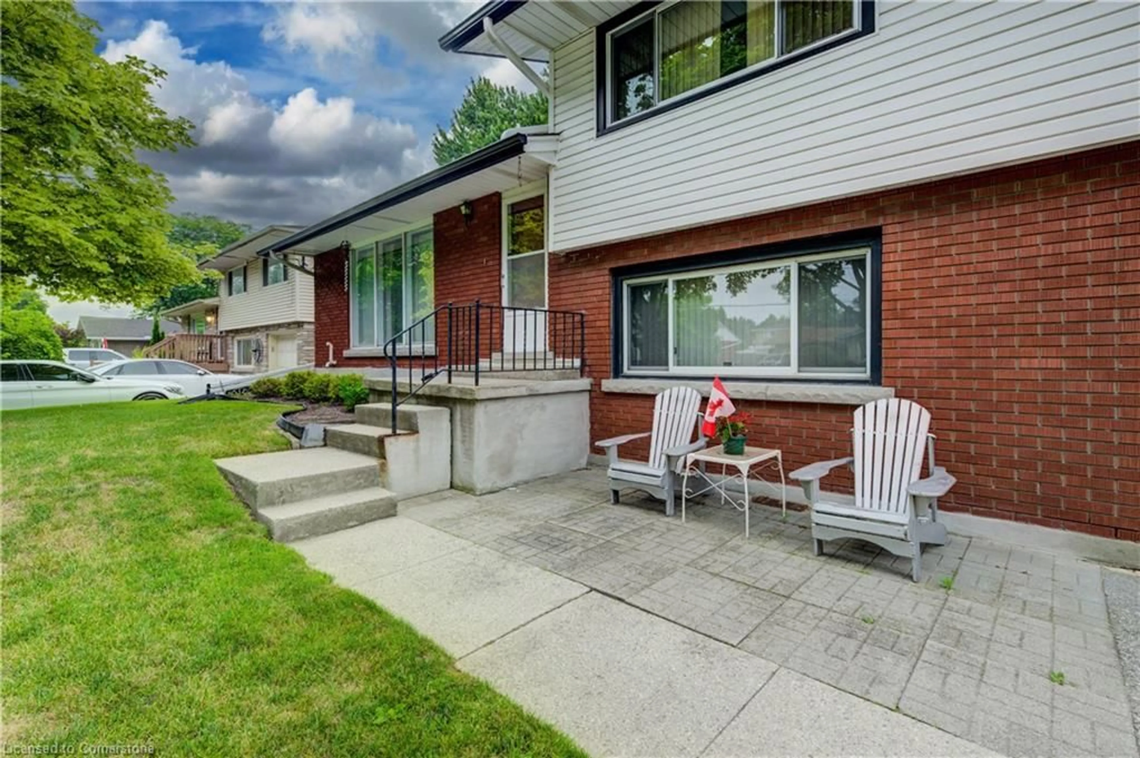 Patio, street for 275 Forest Hill Dr, Kitchener Ontario N2M 4G7