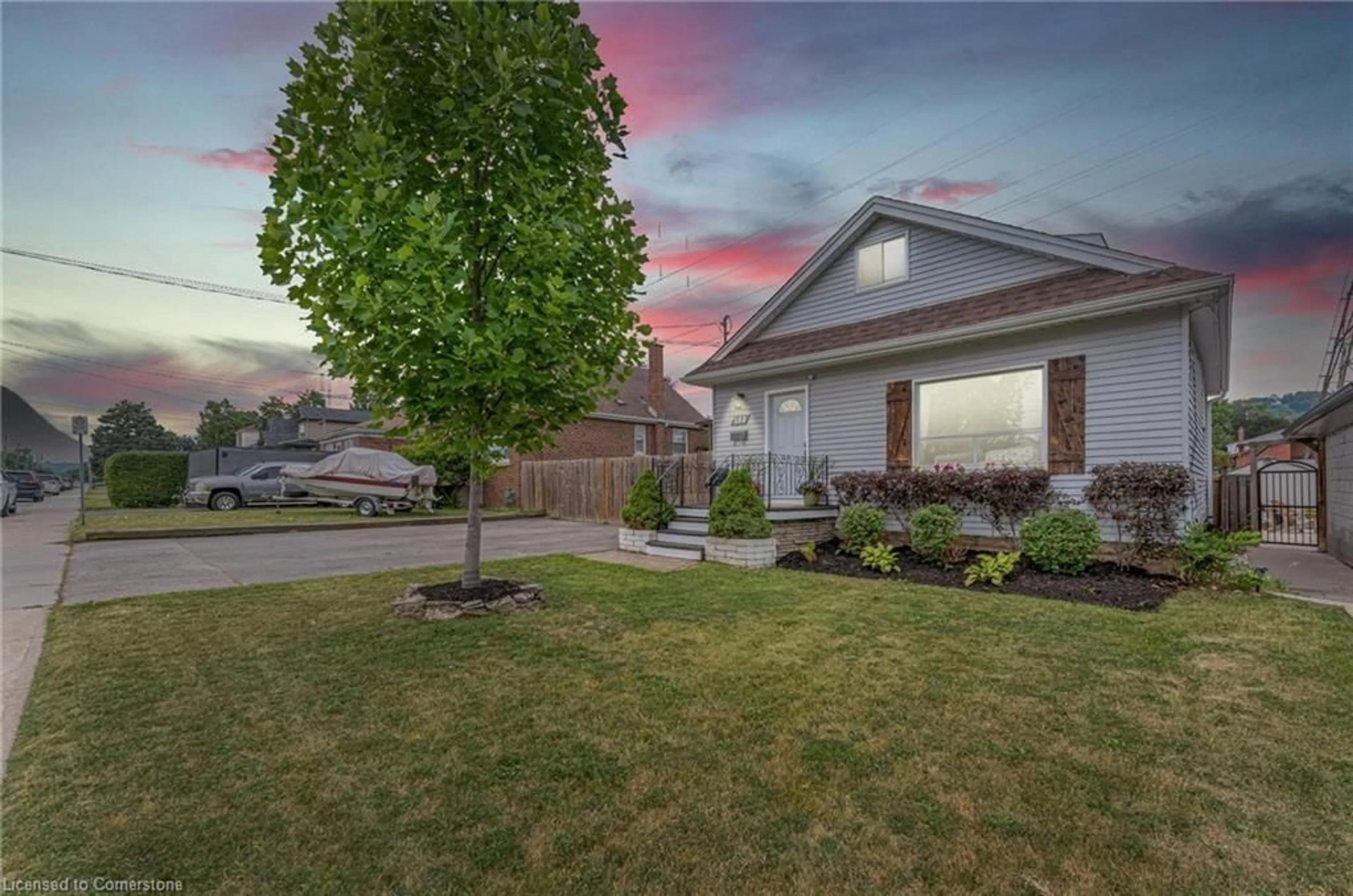 A pic from outside/outdoor area/front of a property/back of a property/a pic from drone, street for 588 Cochrane Rd, Hamilton Ontario L8K 3H6