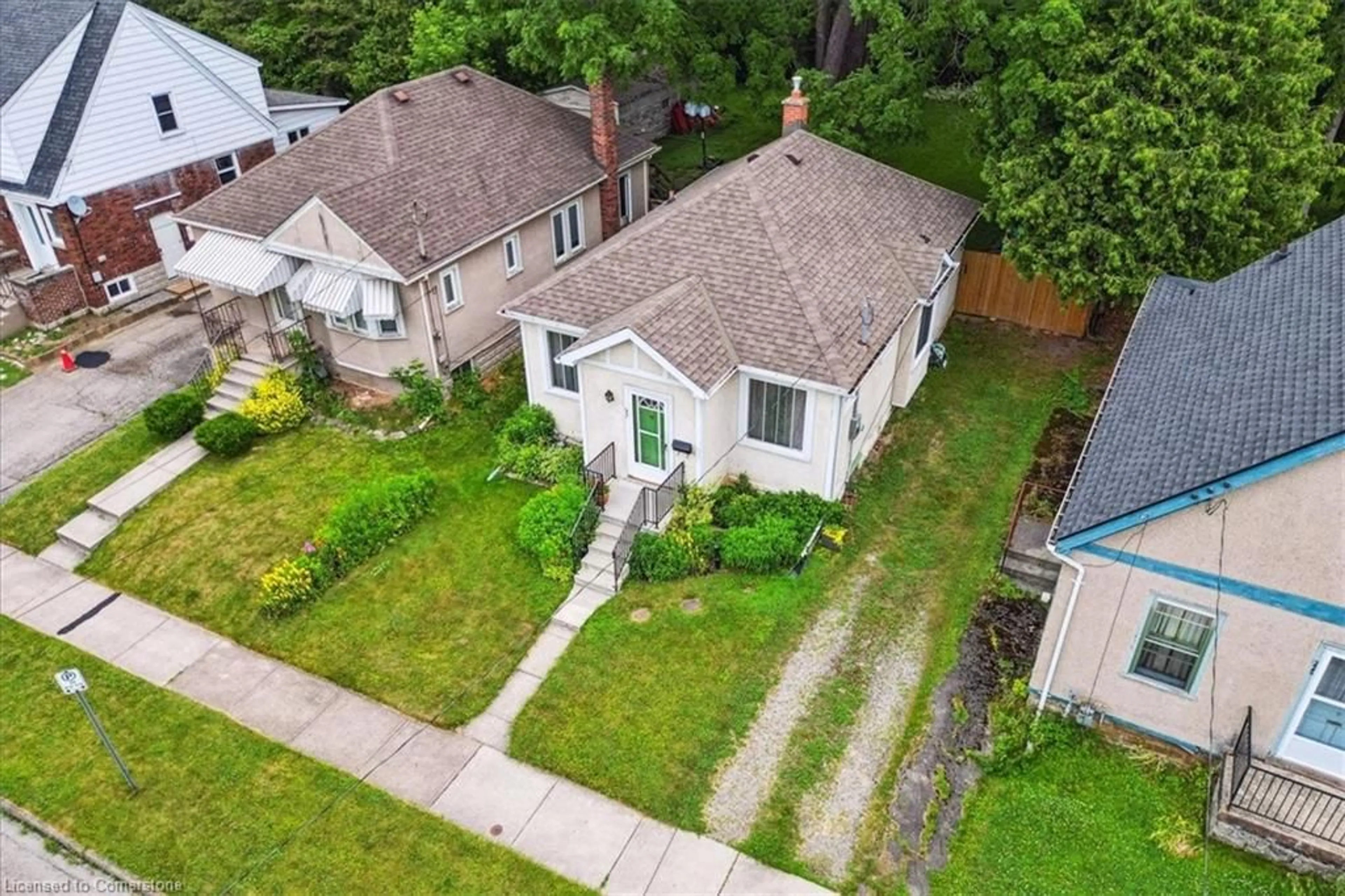 A pic from outside/outdoor area/front of a property/back of a property/a pic from drone, street for 223 Broadway Ave, Hamilton Ontario L8S 2W5