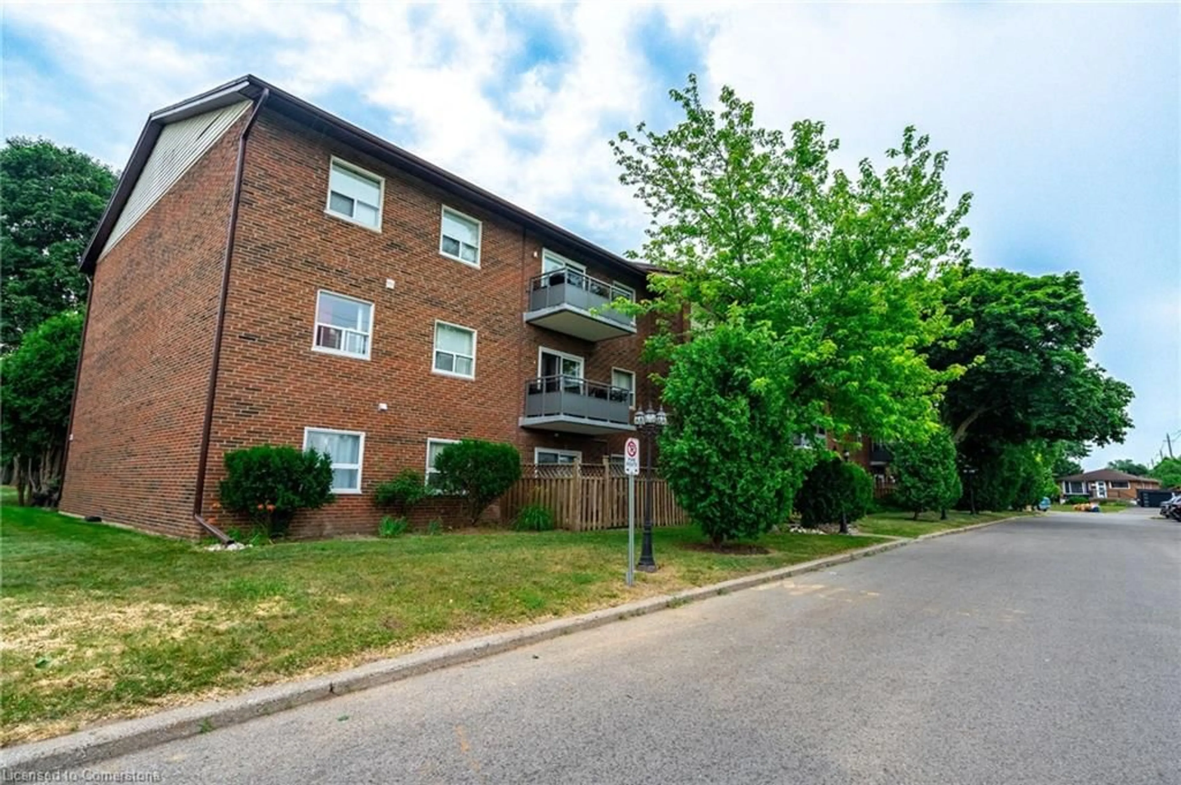 A pic from outside/outdoor area/front of a property/back of a property/a pic from drone, unknown for 608 Grey St #11, Brantford Ontario N3S 4Y1