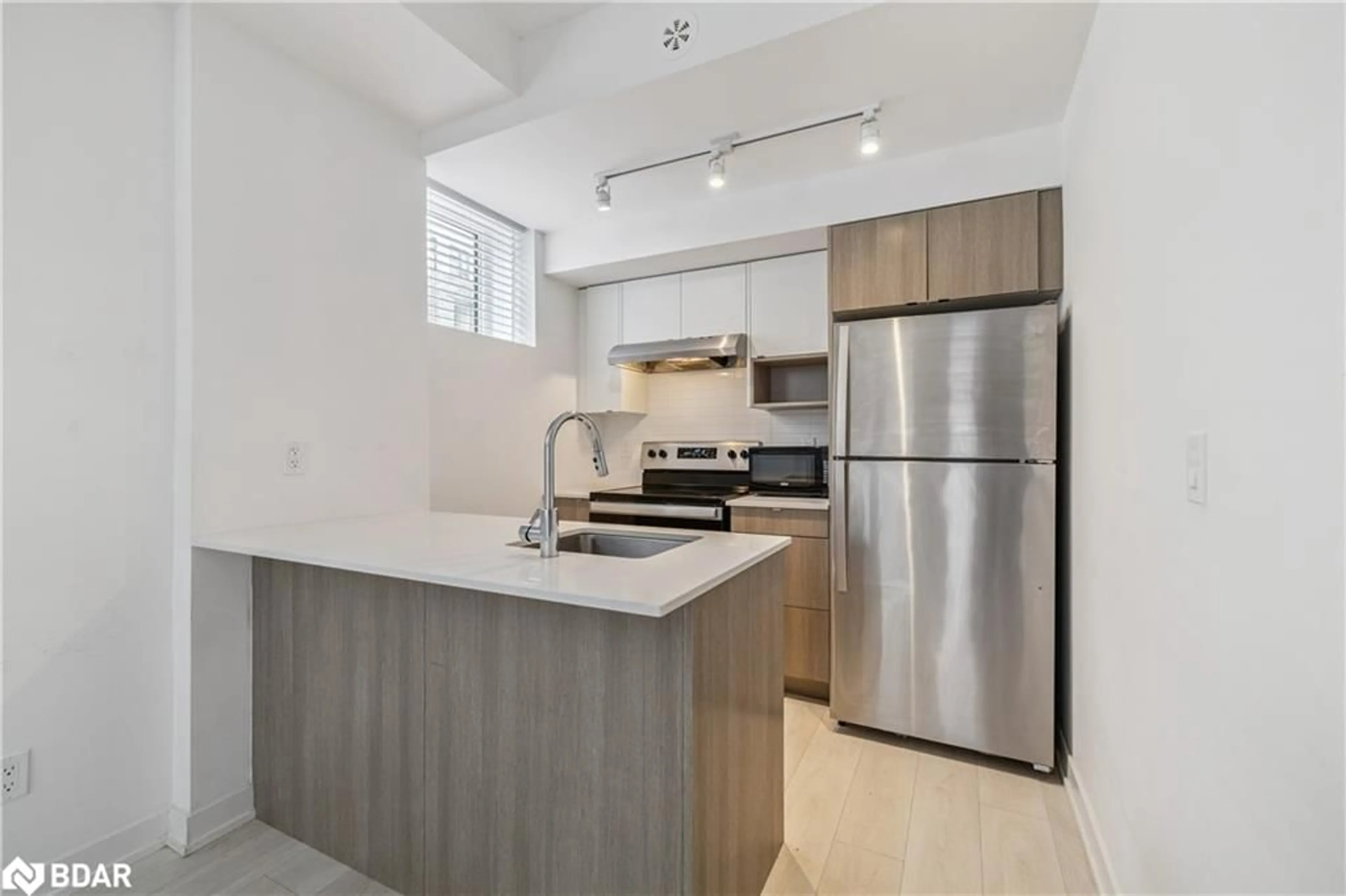 Standard kitchen, unknown for 1133 Cooke Blvd #817, Burlington Ontario L7T 0C3
