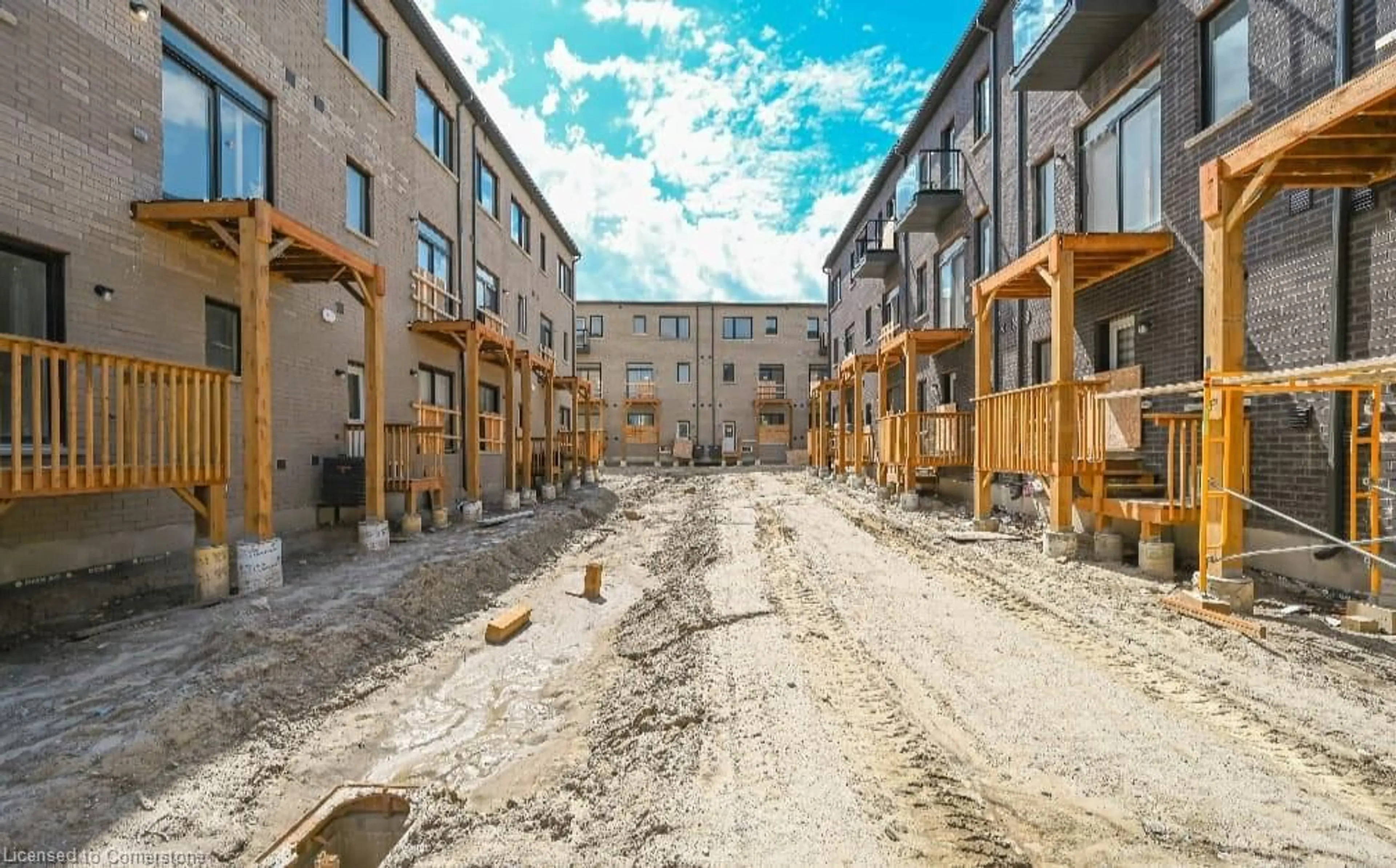 Patio, street for 72 Wascana Rd, Kleinburg Ontario L4H 5G9