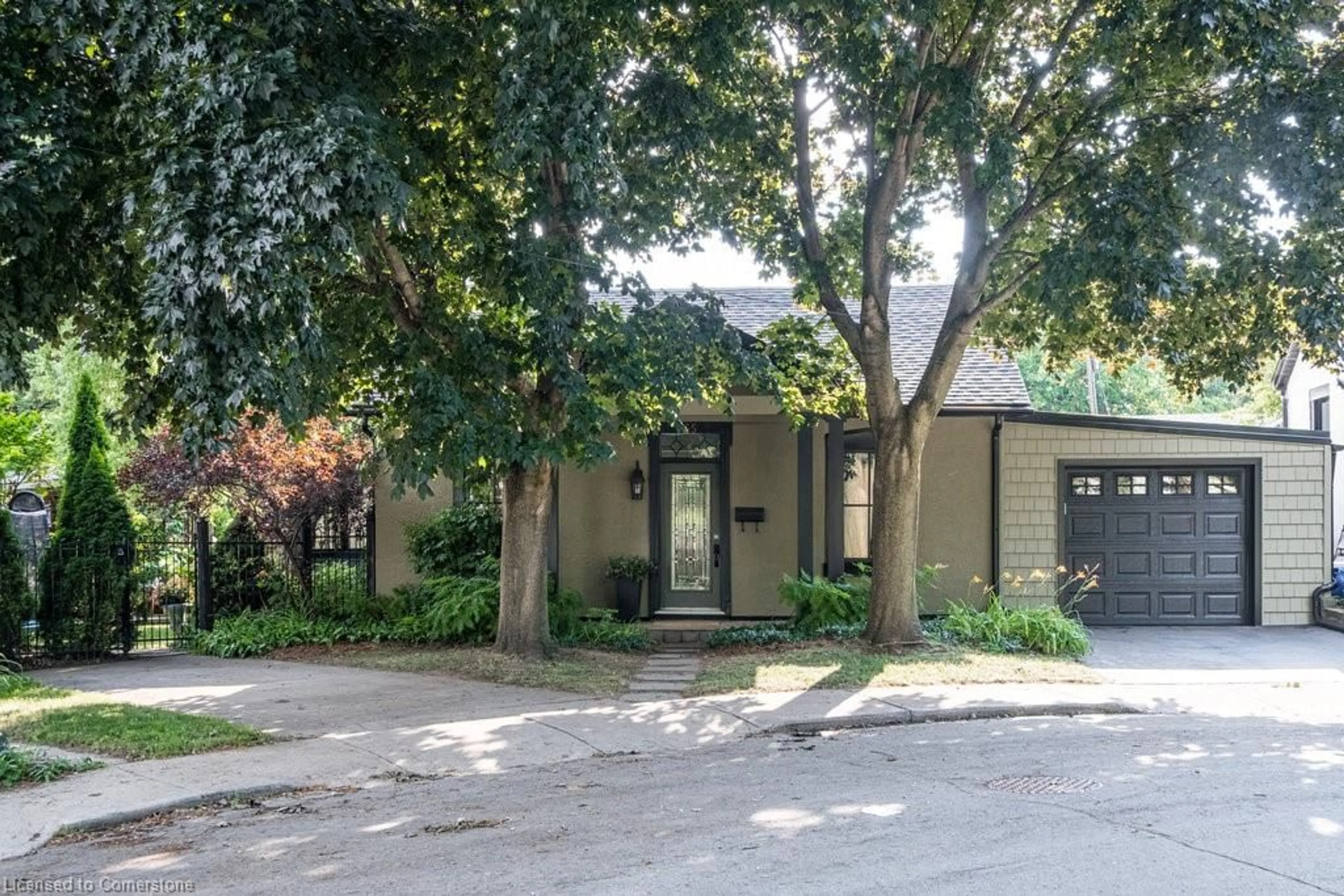 Indoor foyer for 55 Wood St, Hamilton Ontario L8L 1G2