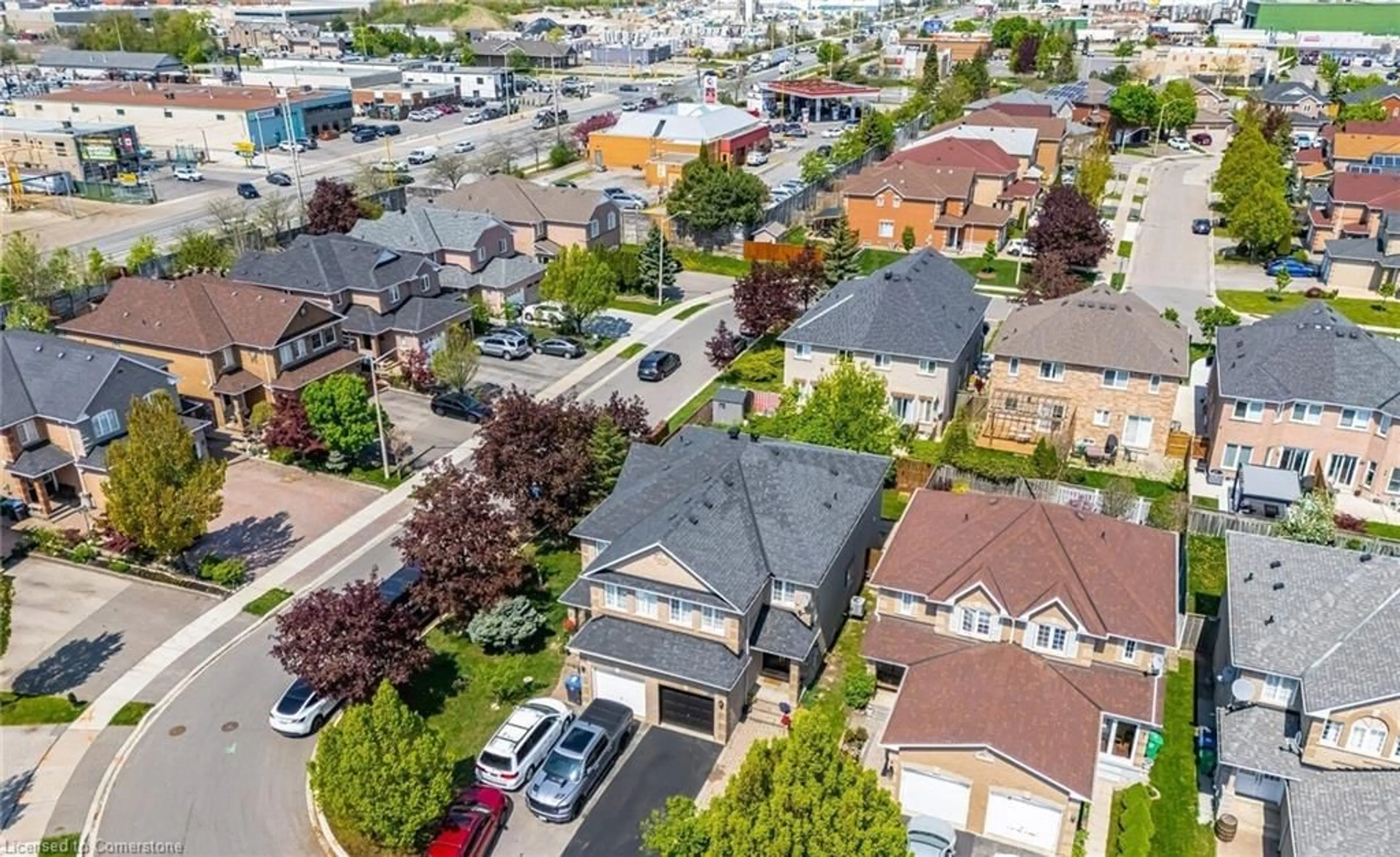 A pic from outside/outdoor area/front of a property/back of a property/a pic from drone, street for 614 Summer Park Cres, Mississauga Ontario L5B 4E9