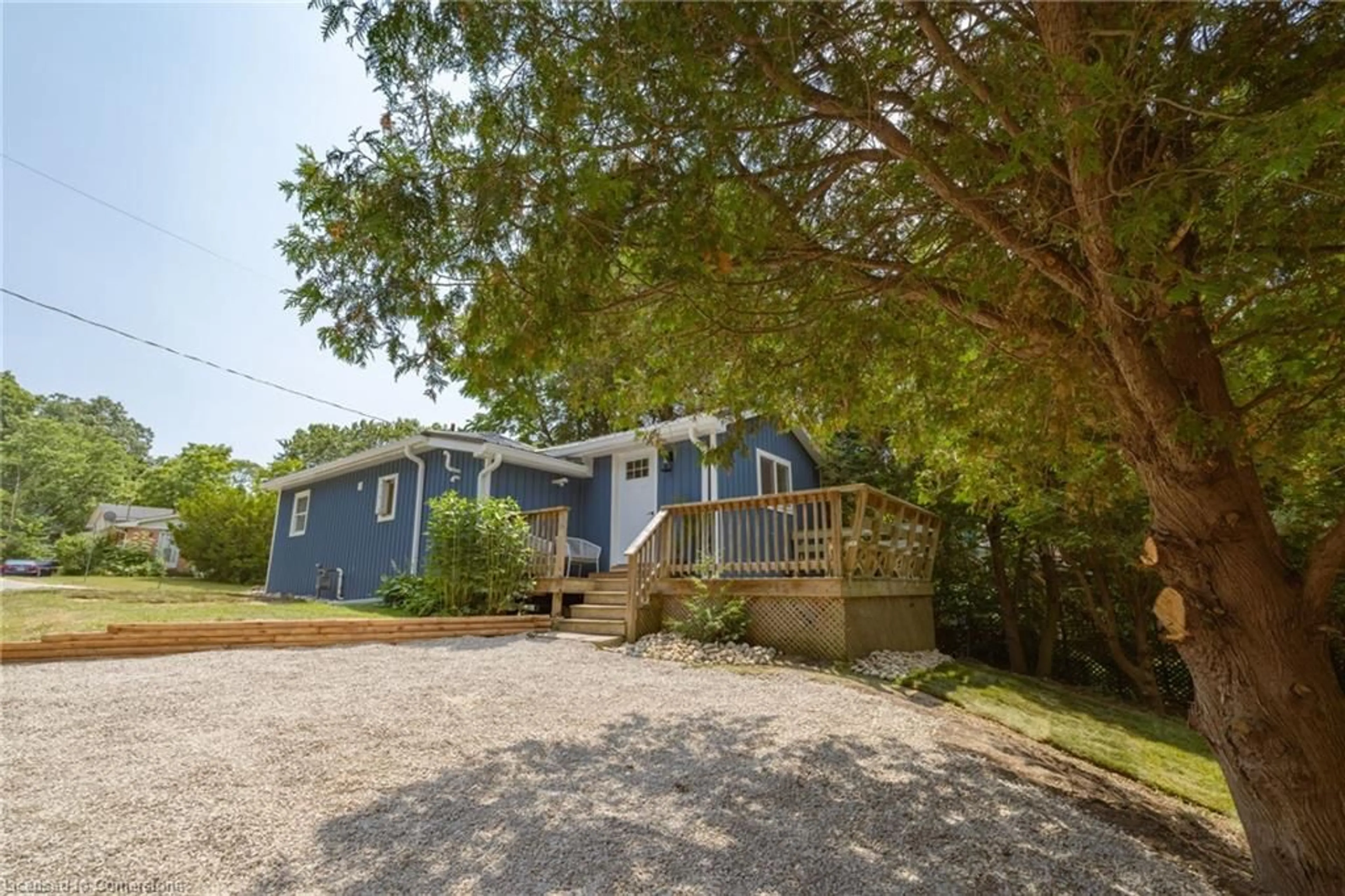 A pic from outside/outdoor area/front of a property/back of a property/a pic from drone, unknown for 277 Charlotte St, Port Stanley Ontario N5L 1A8