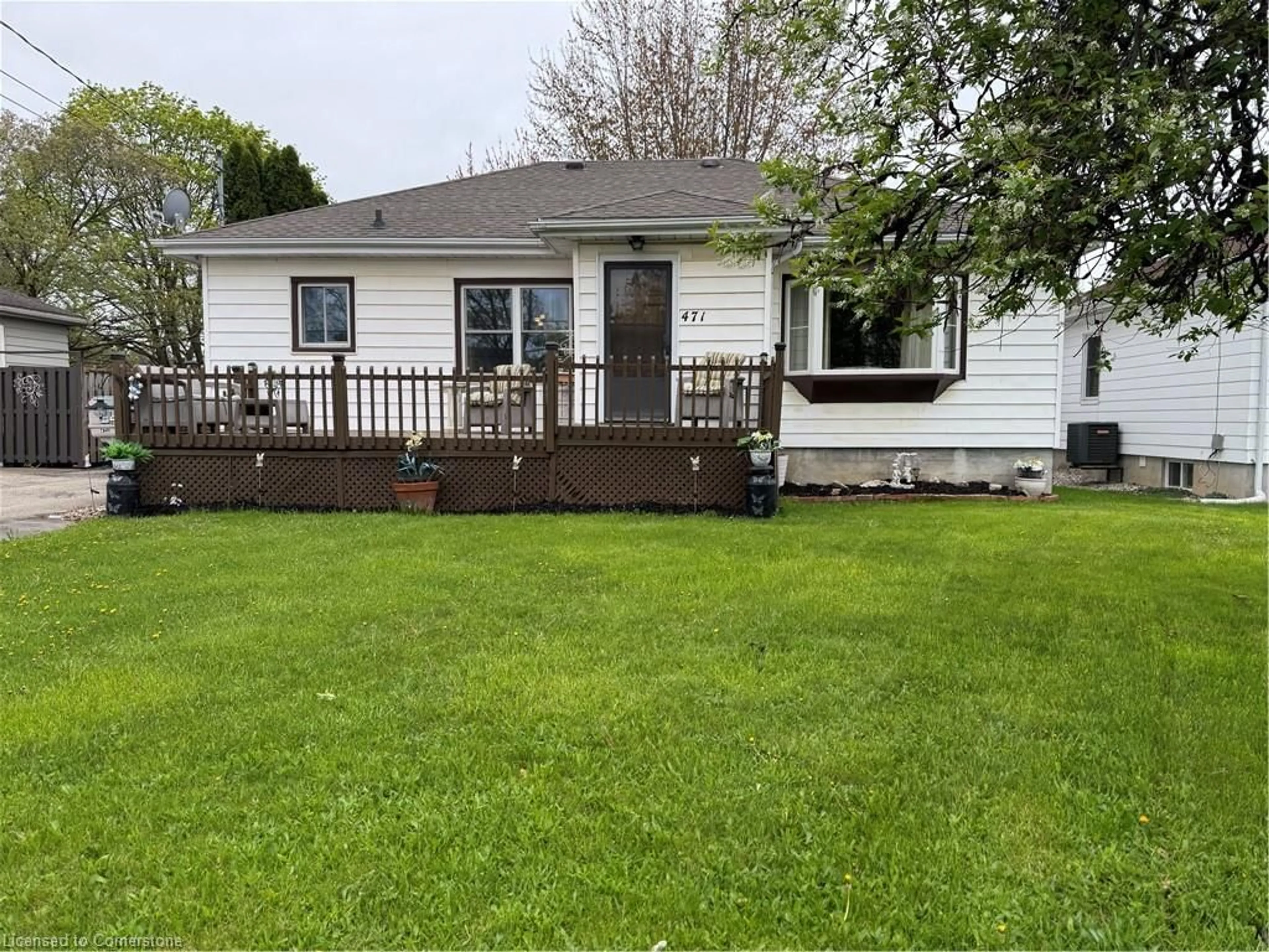 A pic from outside/outdoor area/front of a property/back of a property/a pic from drone, street for 471 Geneva St, St. Catharines Ontario L2N 2H4