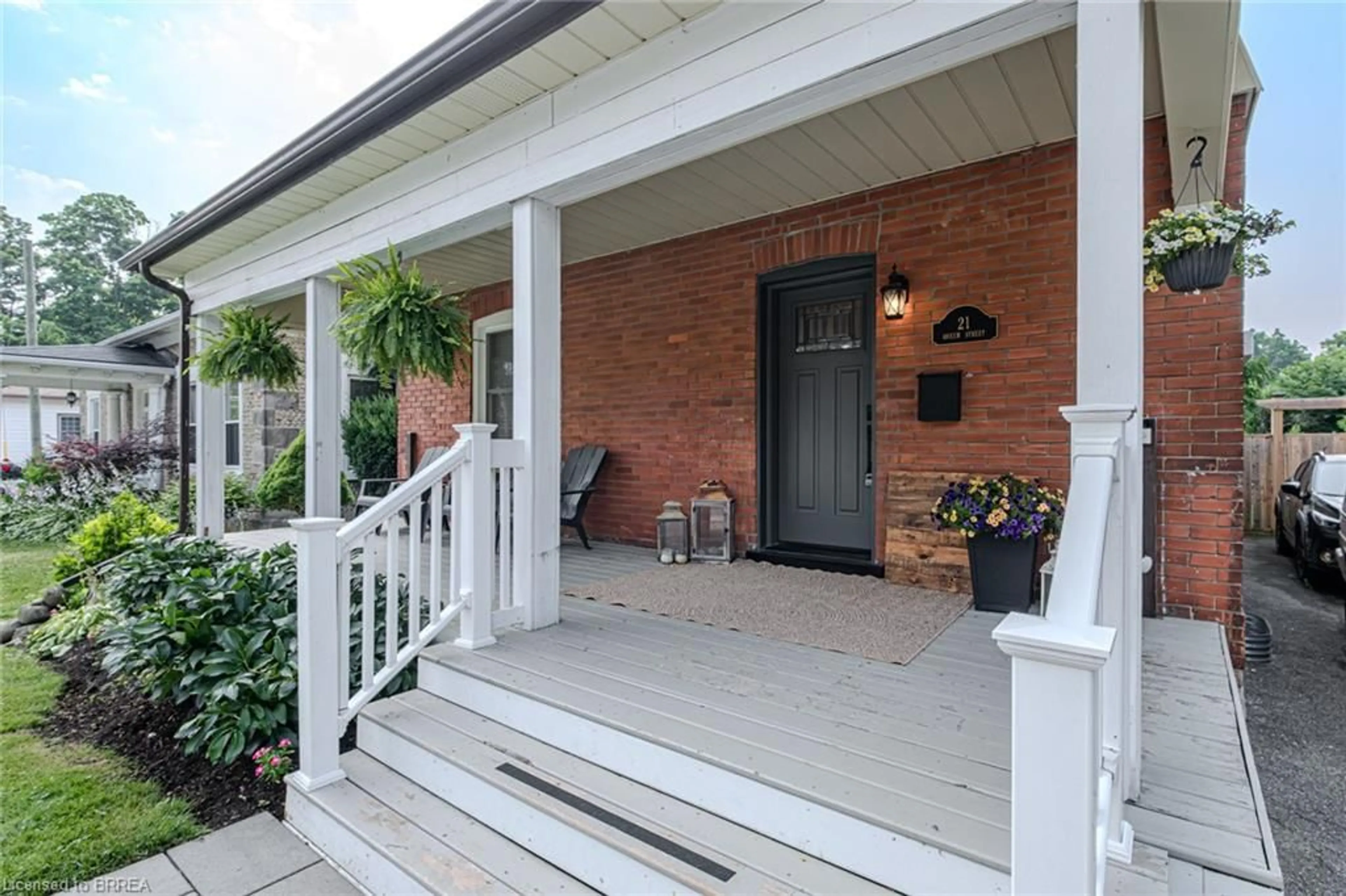 Unknown for 21 Queen St, Paris Ontario N3L 1C3
