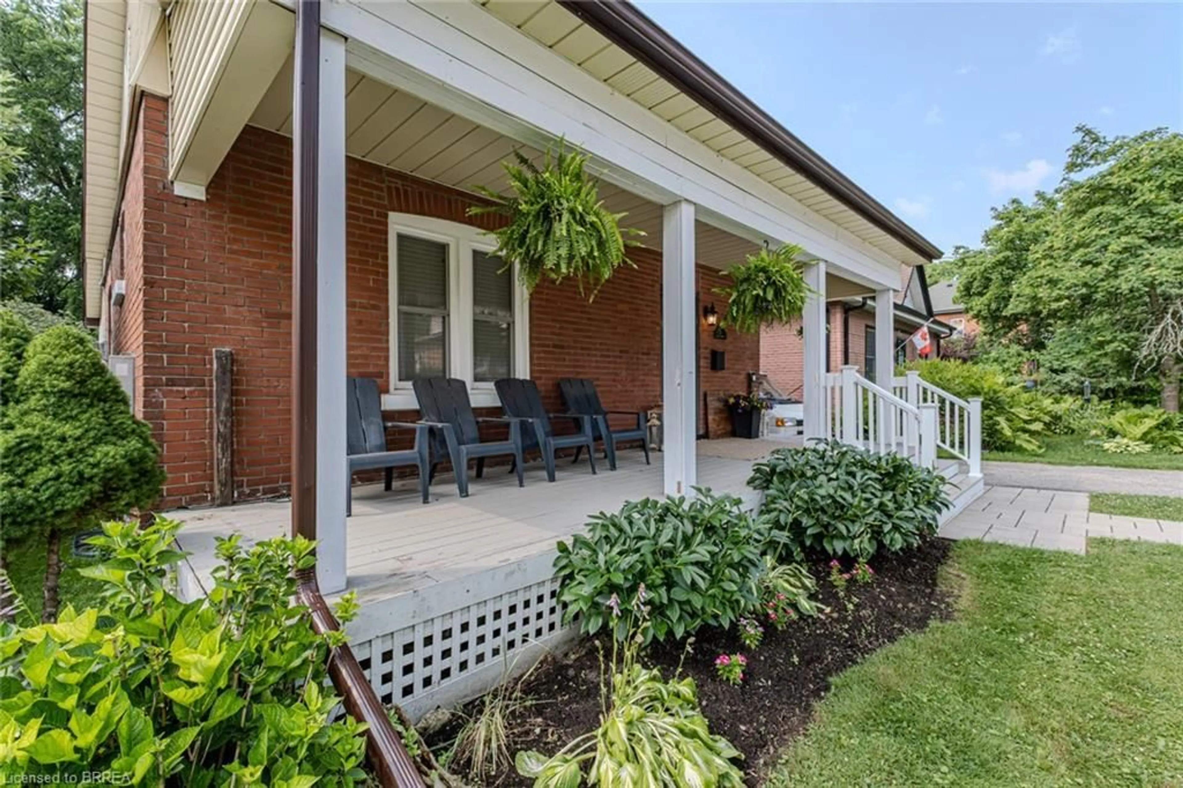Home with brick exterior material, street for 21 Queen St, Paris Ontario N3L 1C3