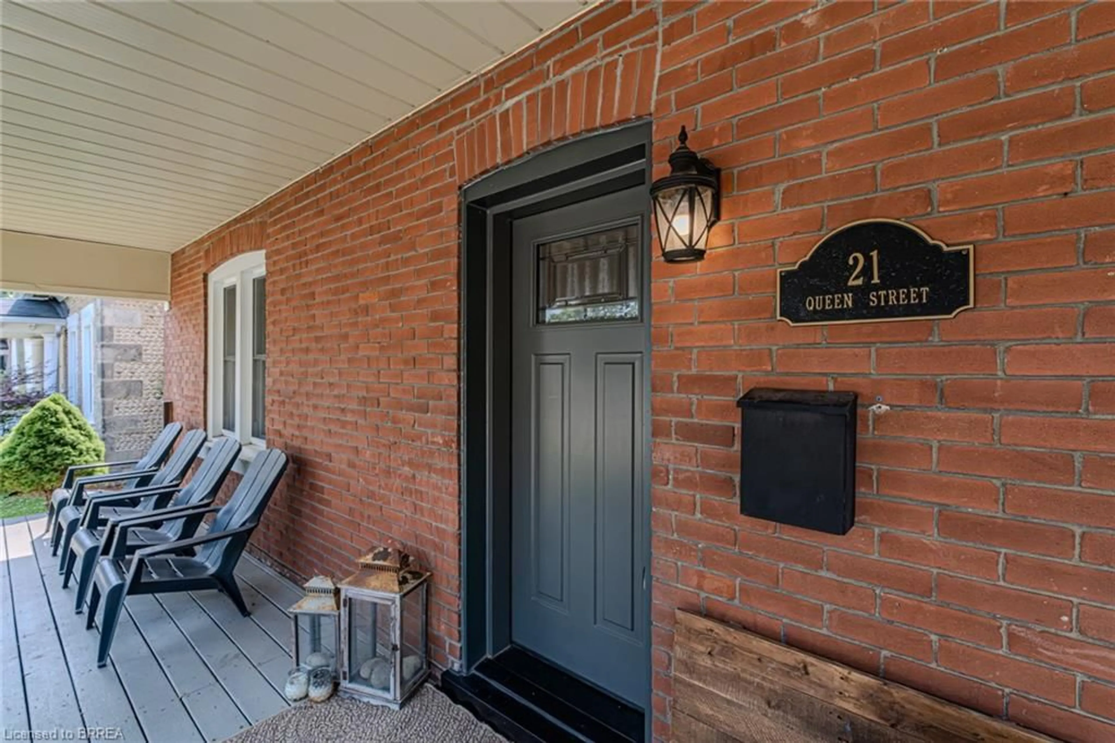 Indoor entryway for 21 Queen St, Paris Ontario N3L 1C3