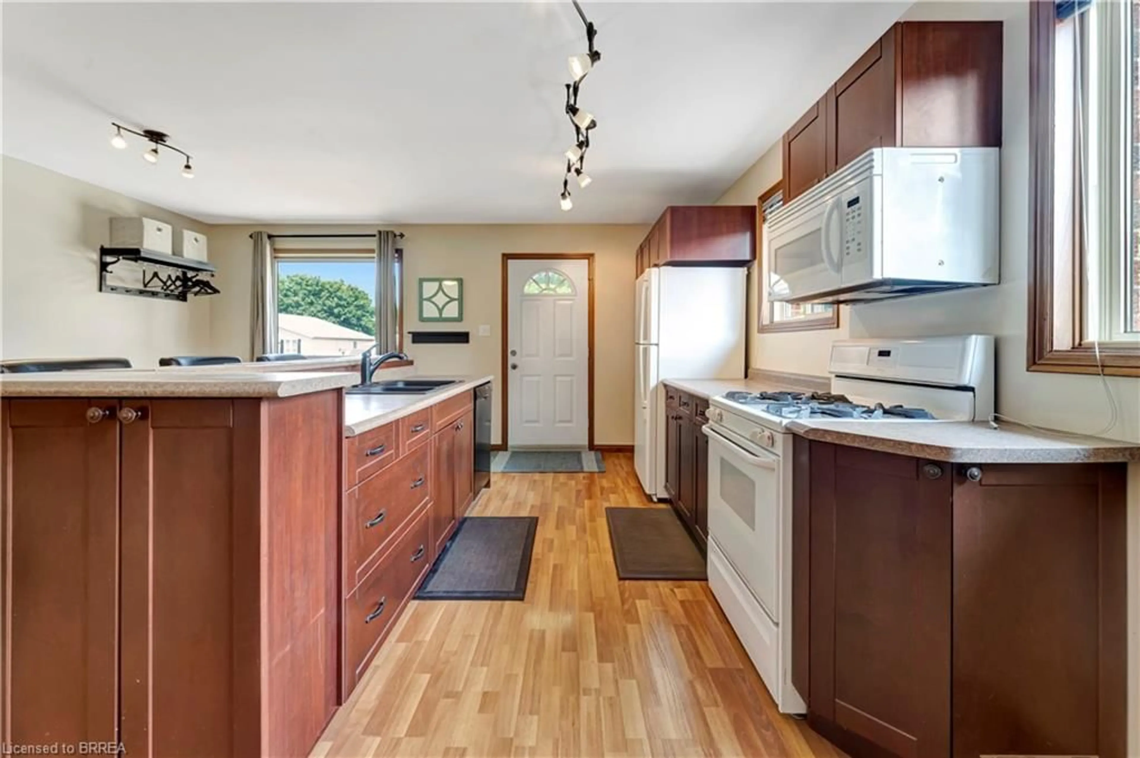 Standard kitchen, unknown for 15 Ivy Cres, Paris Ontario N3L 4A9