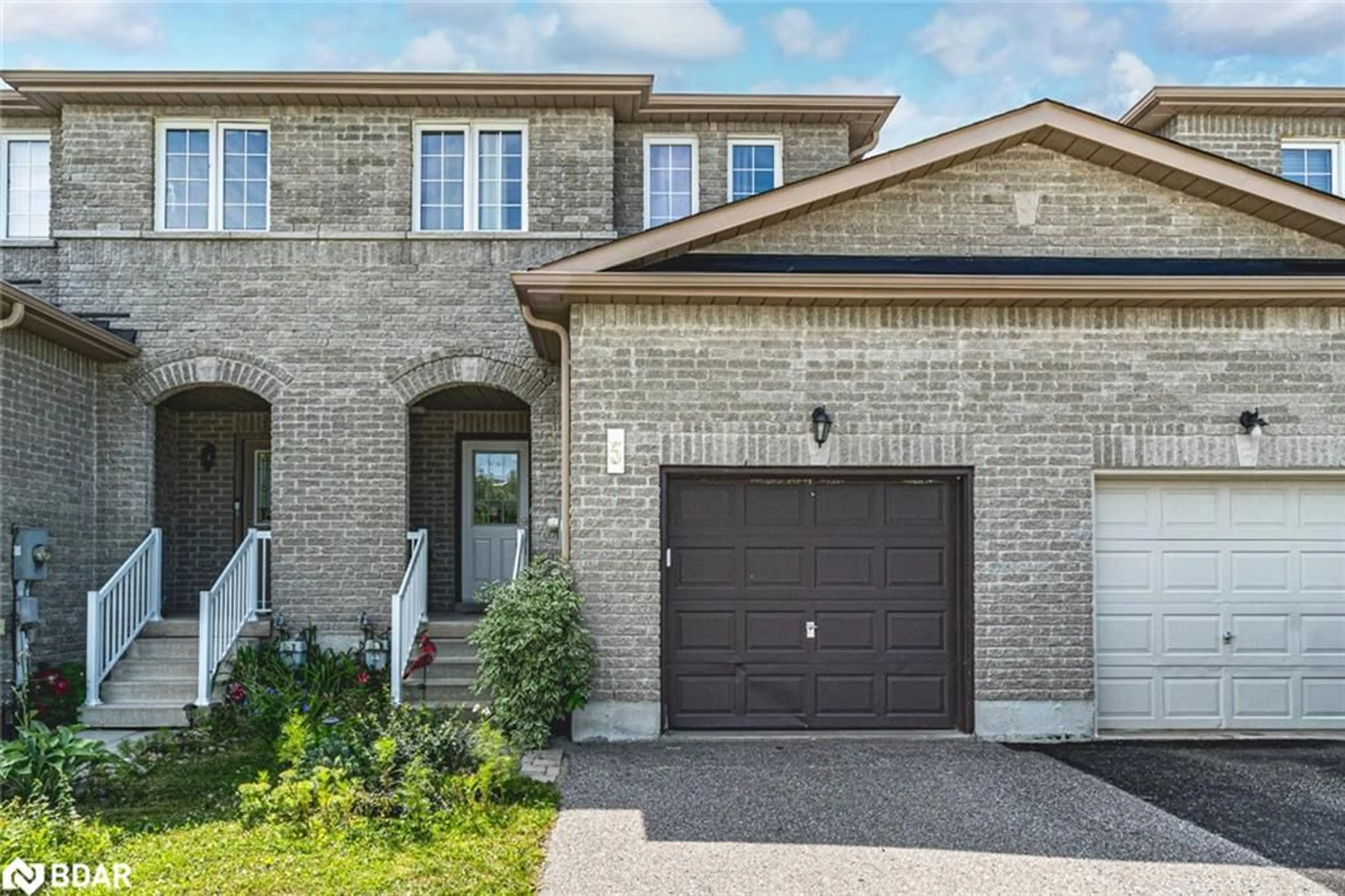 Home with brick exterior material, street for 5 Arch Brown Crt, Barrie Ontario L4M 0C6