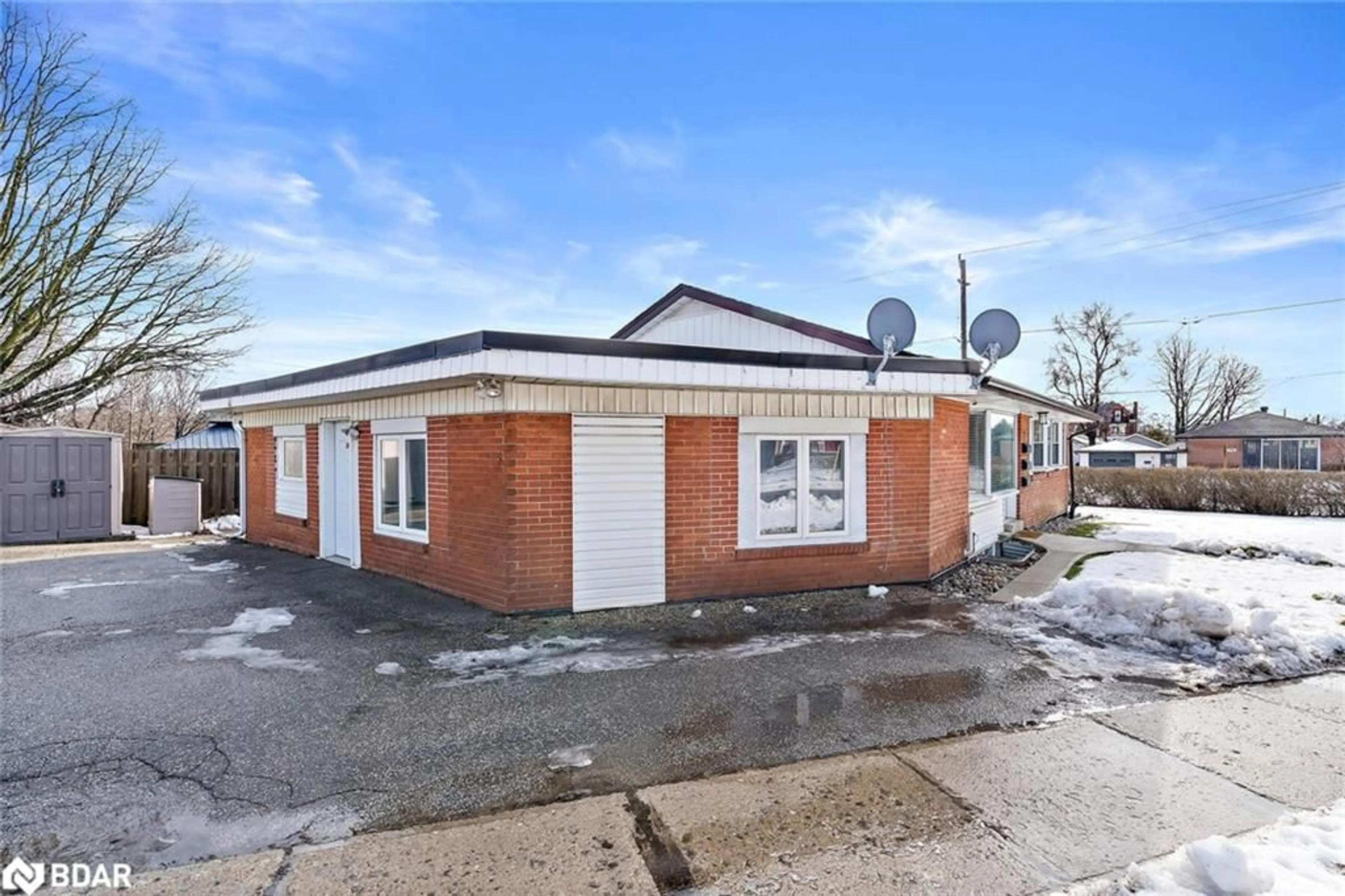 Patio, building for 7 Rexway Dr, Georgetown Ontario L7G 3N7