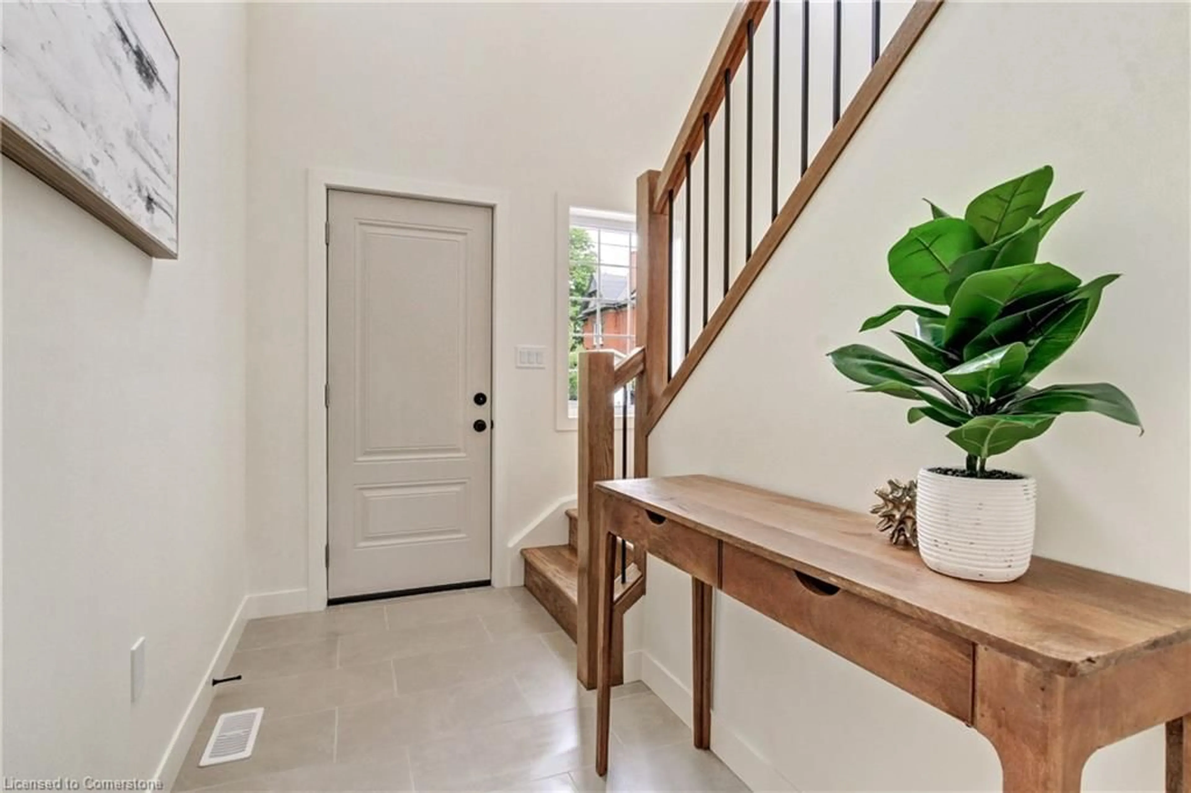 Indoor entryway for 204 William St, Delhi Ontario N4B 1M8