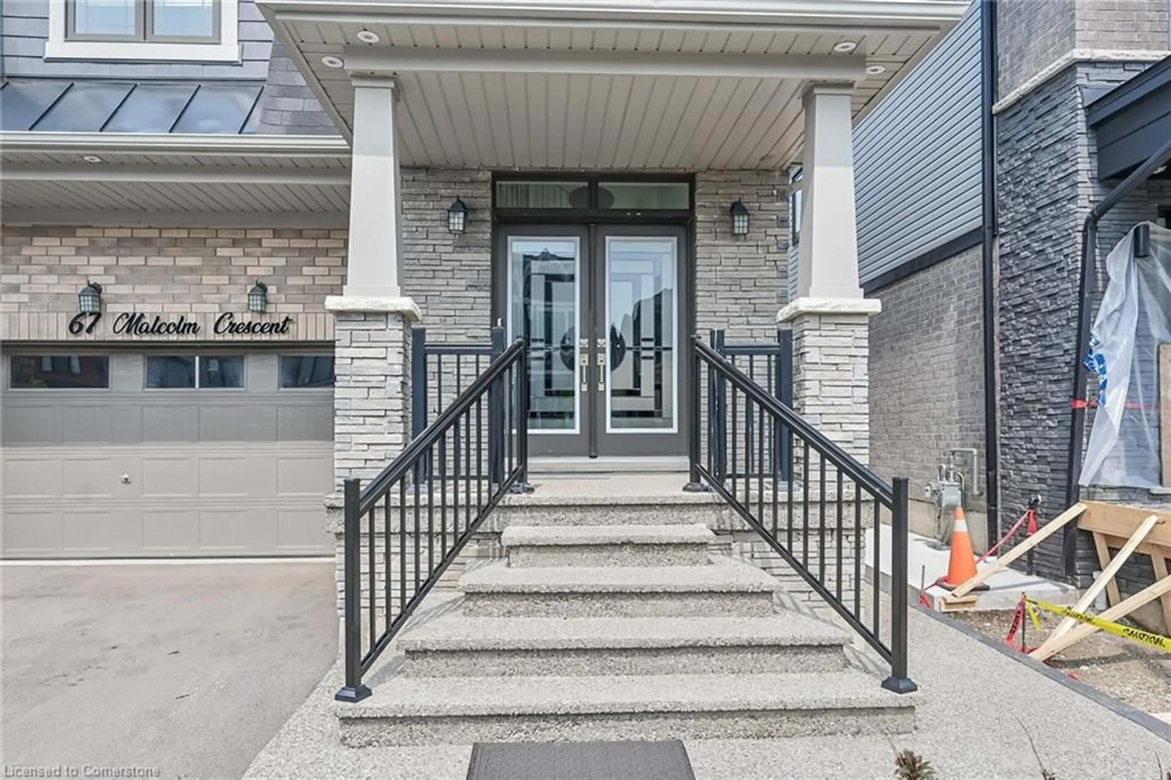 Indoor entryway for 67 Malcolm Cres, Caledonia Ontario N3W 0E9