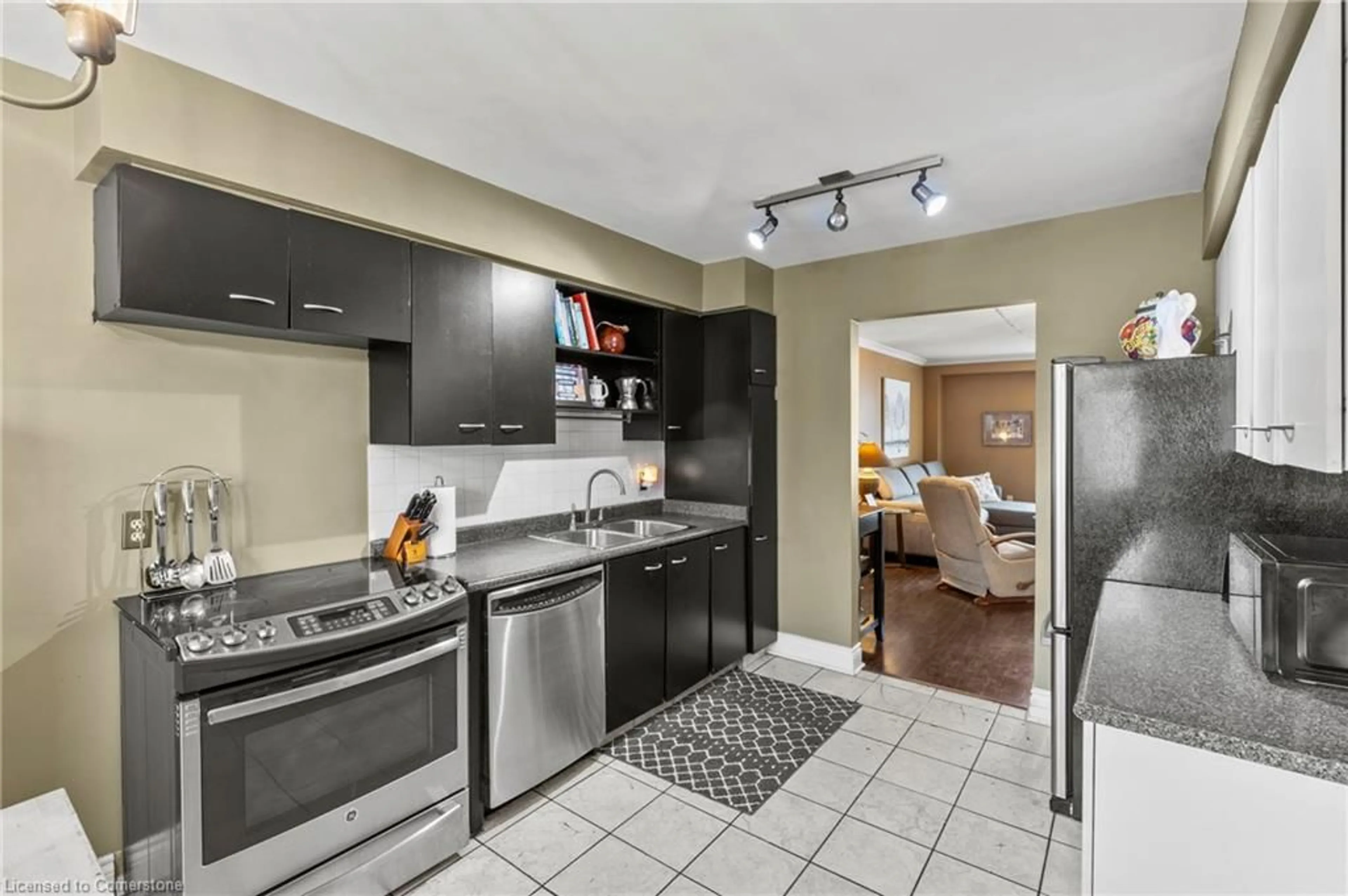 Open concept kitchen, ceramic/tile floor for 4361 Arejay Ave, Lincoln Ontario L3J 0P4