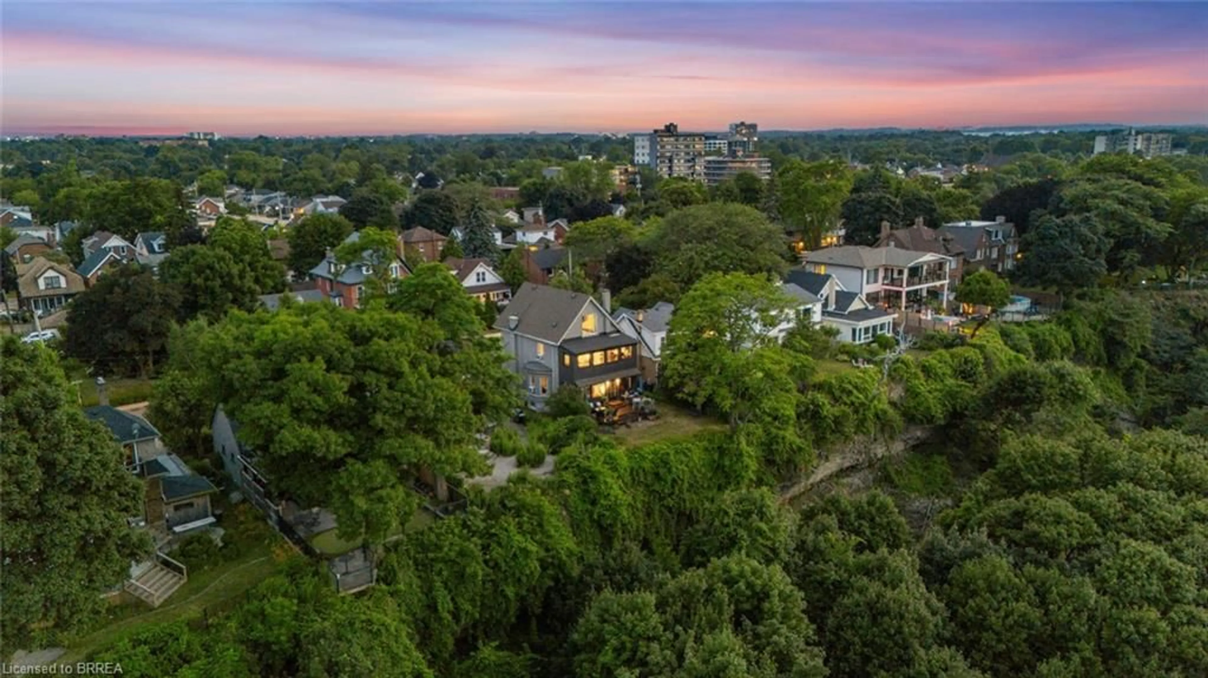 A pic from outside/outdoor area/front of a property/back of a property/a pic from drone, city buildings view from balcony for 47 Mountain Park Ave, Hamilton Ontario L9A 1A1