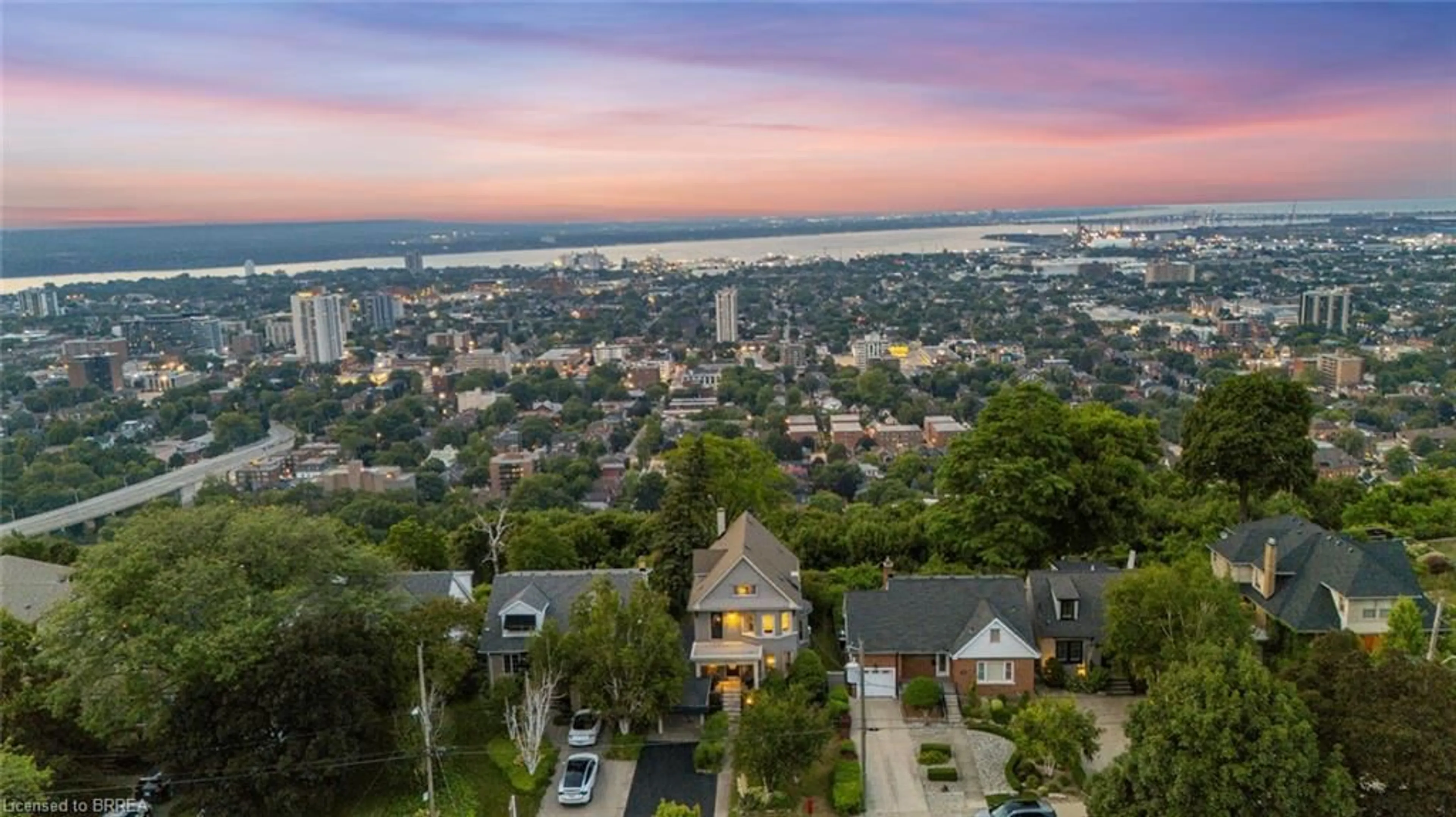 A pic from outside/outdoor area/front of a property/back of a property/a pic from drone, city buildings view from balcony for 47 Mountain Park Ave, Hamilton Ontario L9A 1A1