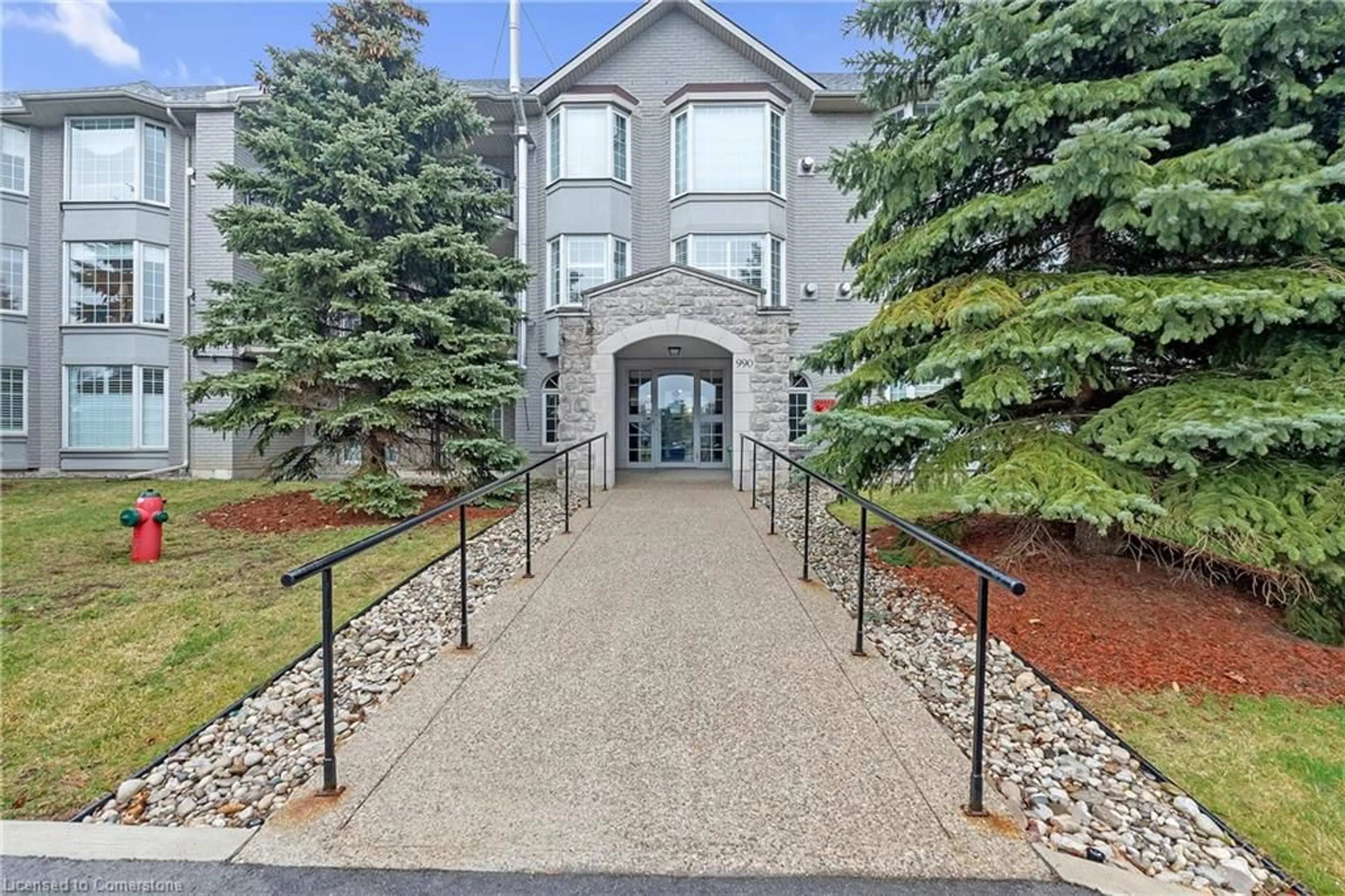 Indoor foyer for 990 Golf Links Rd #106, Ancaster Ontario L9K 1J8