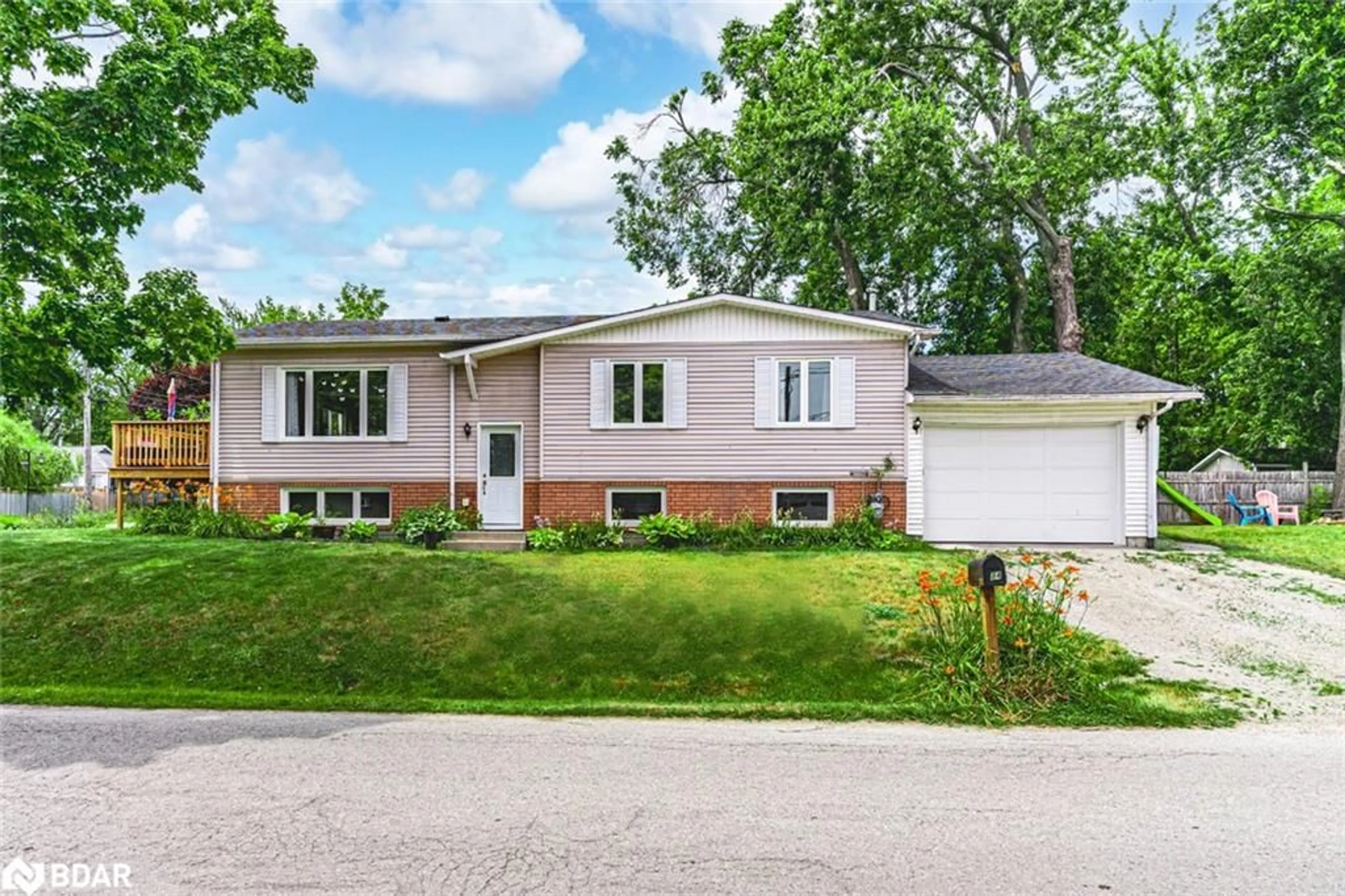 Home with vinyl exterior material, street for 884 Maplewood Dr, Innisfil Ontario L9S 1Y7