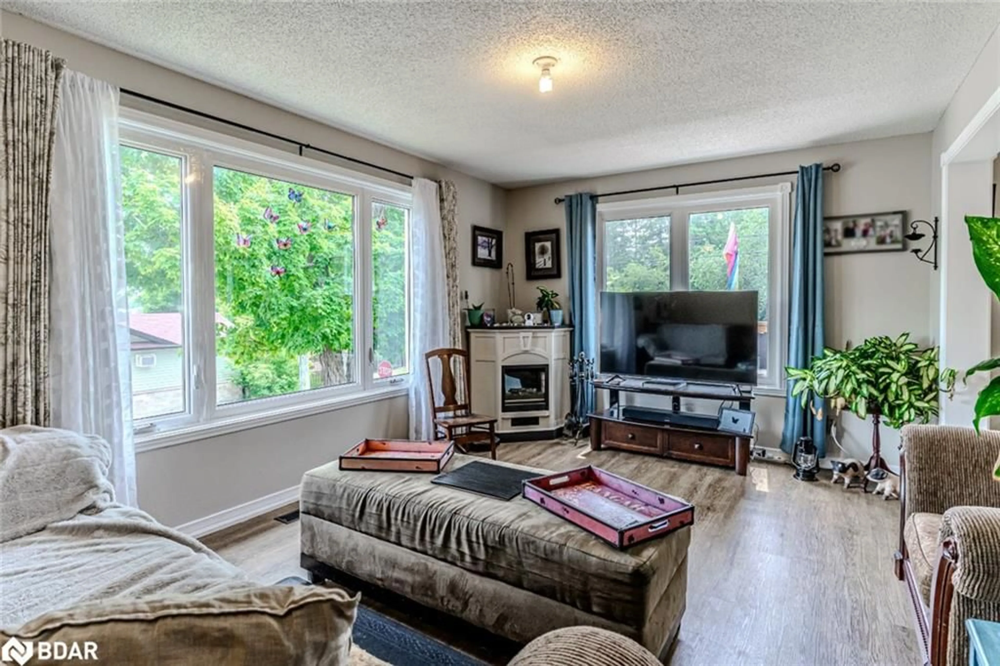 Living room with furniture, unknown for 884 Maplewood Dr, Innisfil Ontario L9S 1Y7