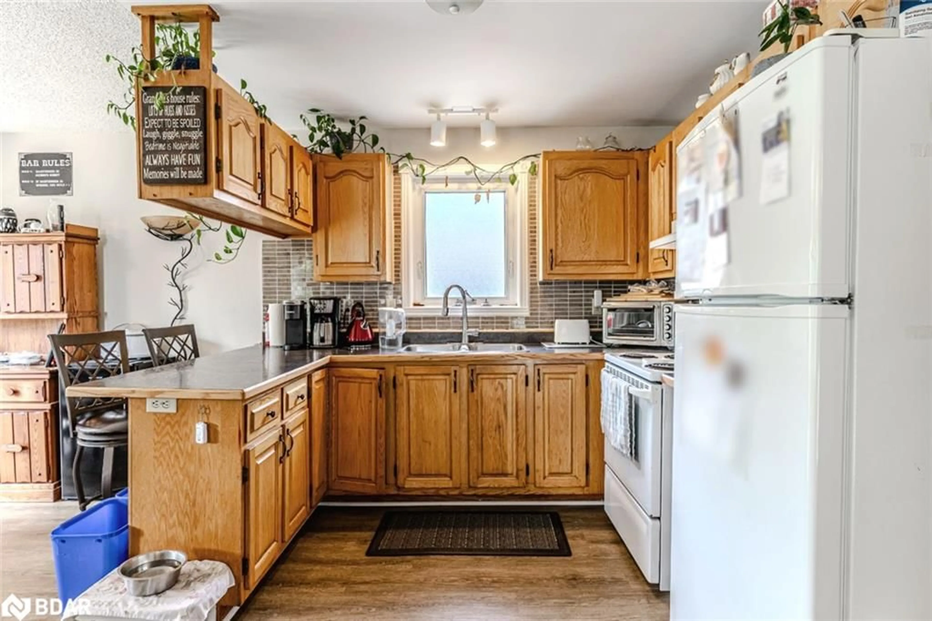Standard kitchen, unknown for 884 Maplewood Dr, Innisfil Ontario L9S 1Y7