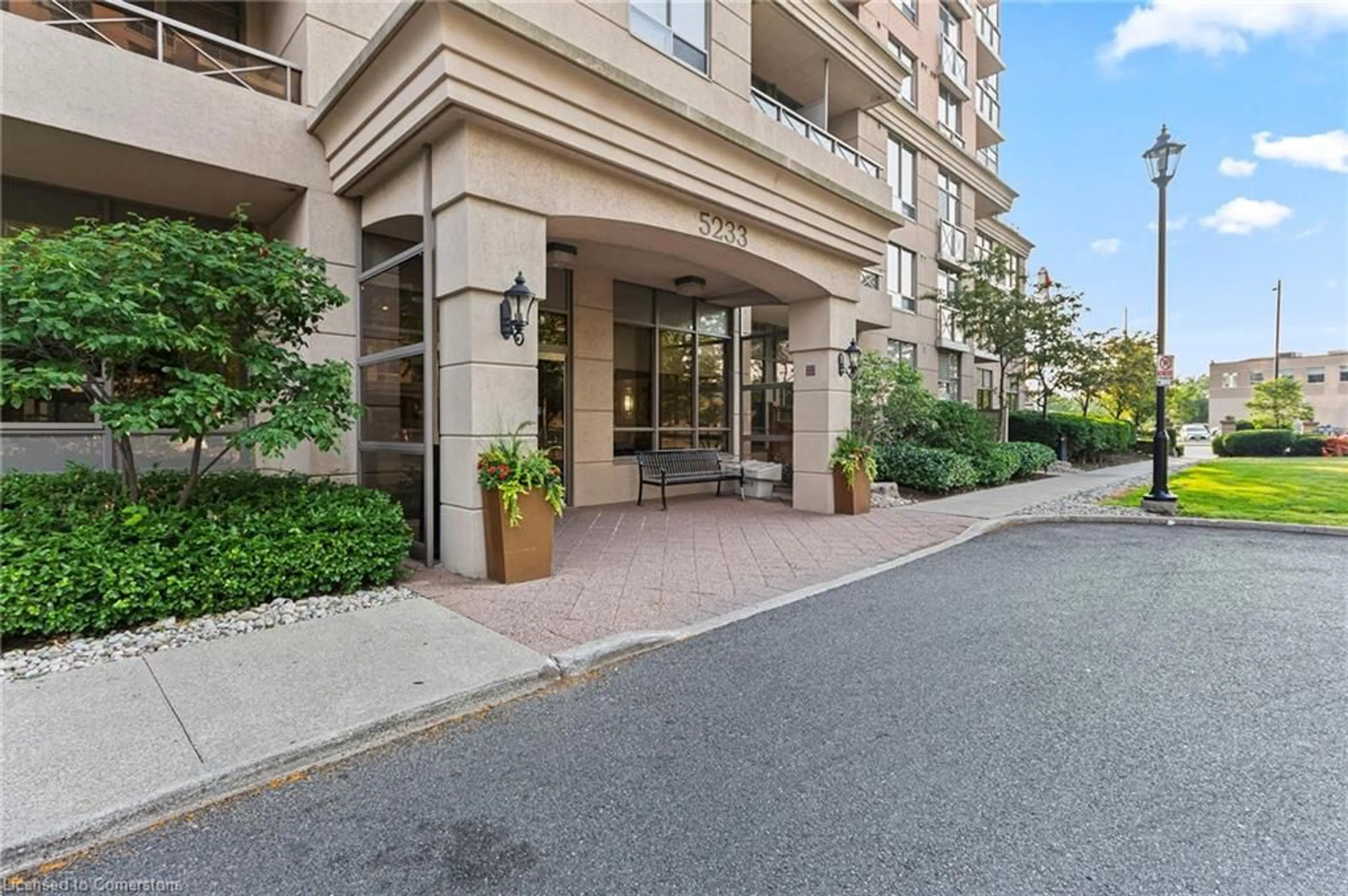 Indoor foyer for 5233 Dundas St #227, Etobicoke Ontario M9B 6M1