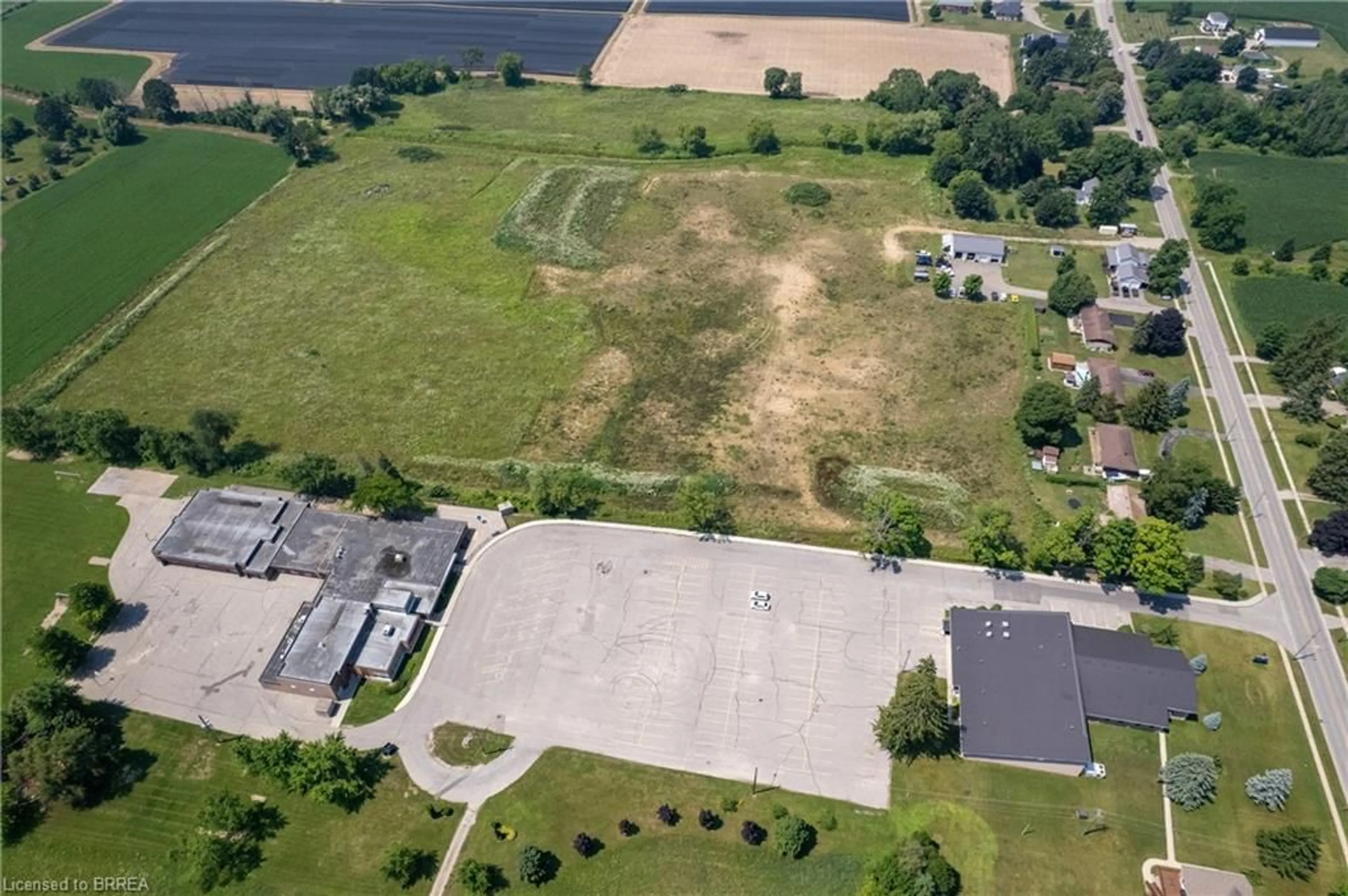 A pic from outside/outdoor area/front of a property/back of a property/a pic from drone, unknown for 197 King St, Burford Ontario N0E 1A0