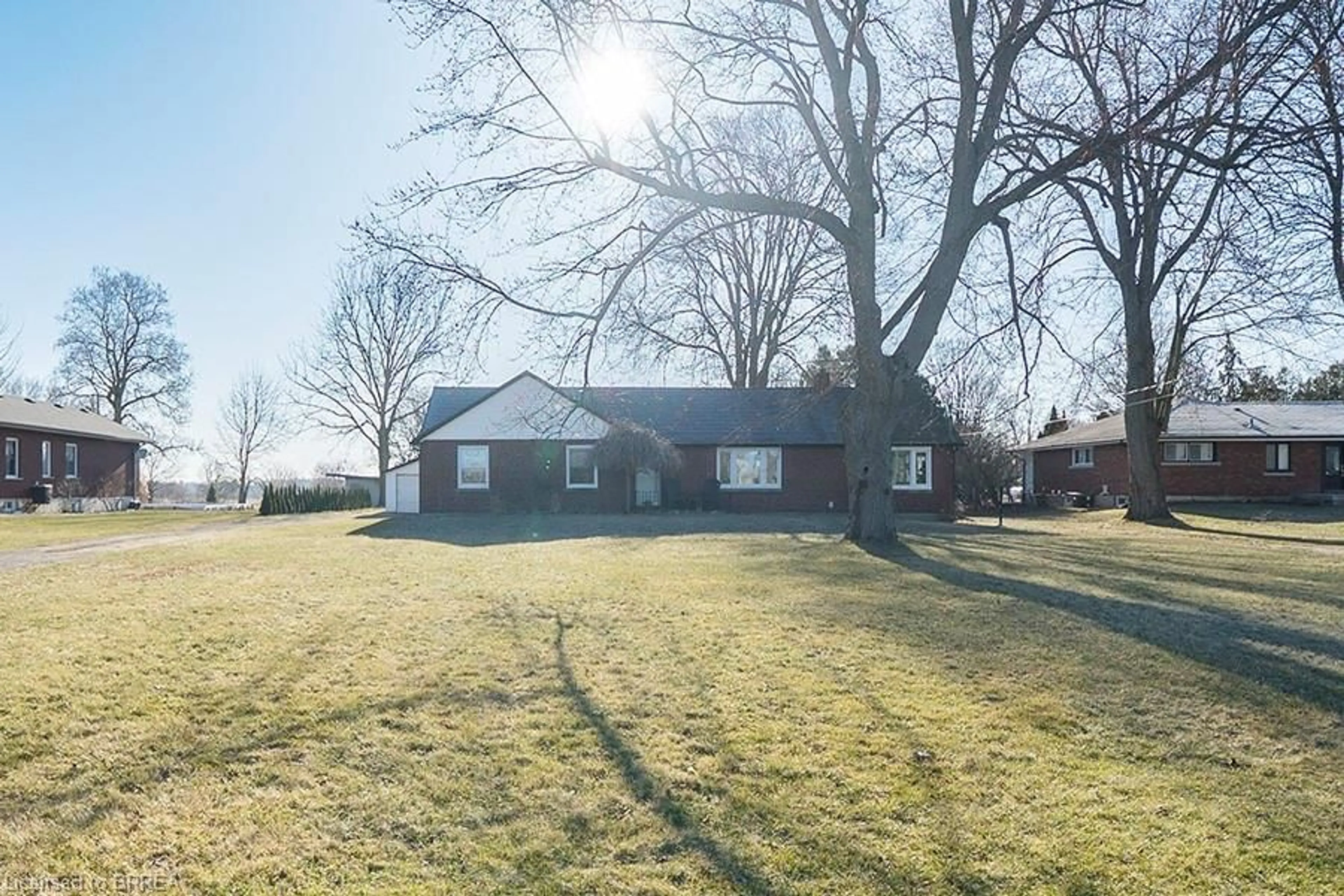 A pic from outside/outdoor area/front of a property/back of a property/a pic from drone, street for 530 Mount Pleasant Rd, Brantford Ontario N3T 5L5