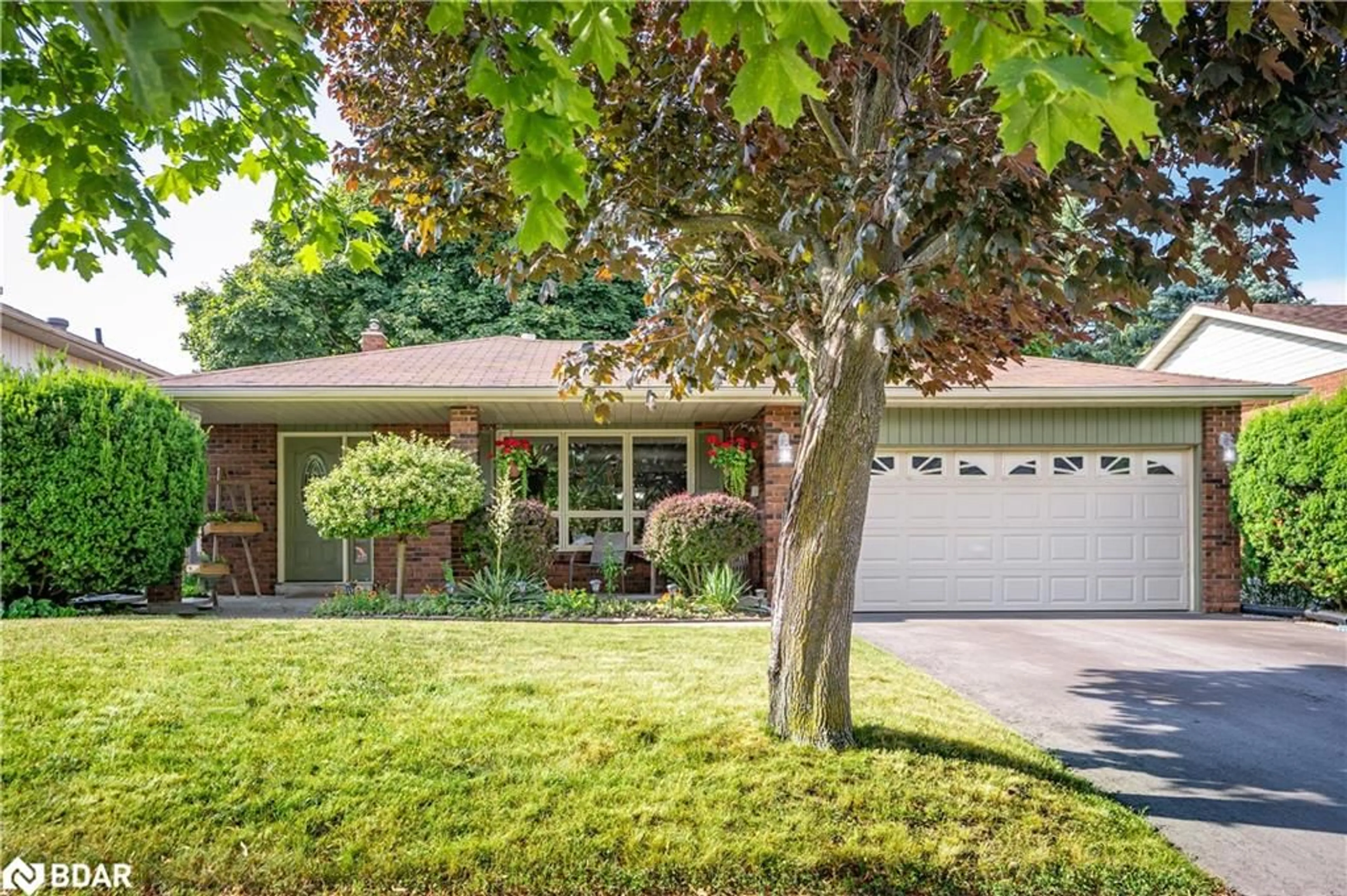 Home with vinyl exterior material, street for 10 Grand Pl, Barrie Ontario L4N 4Y3