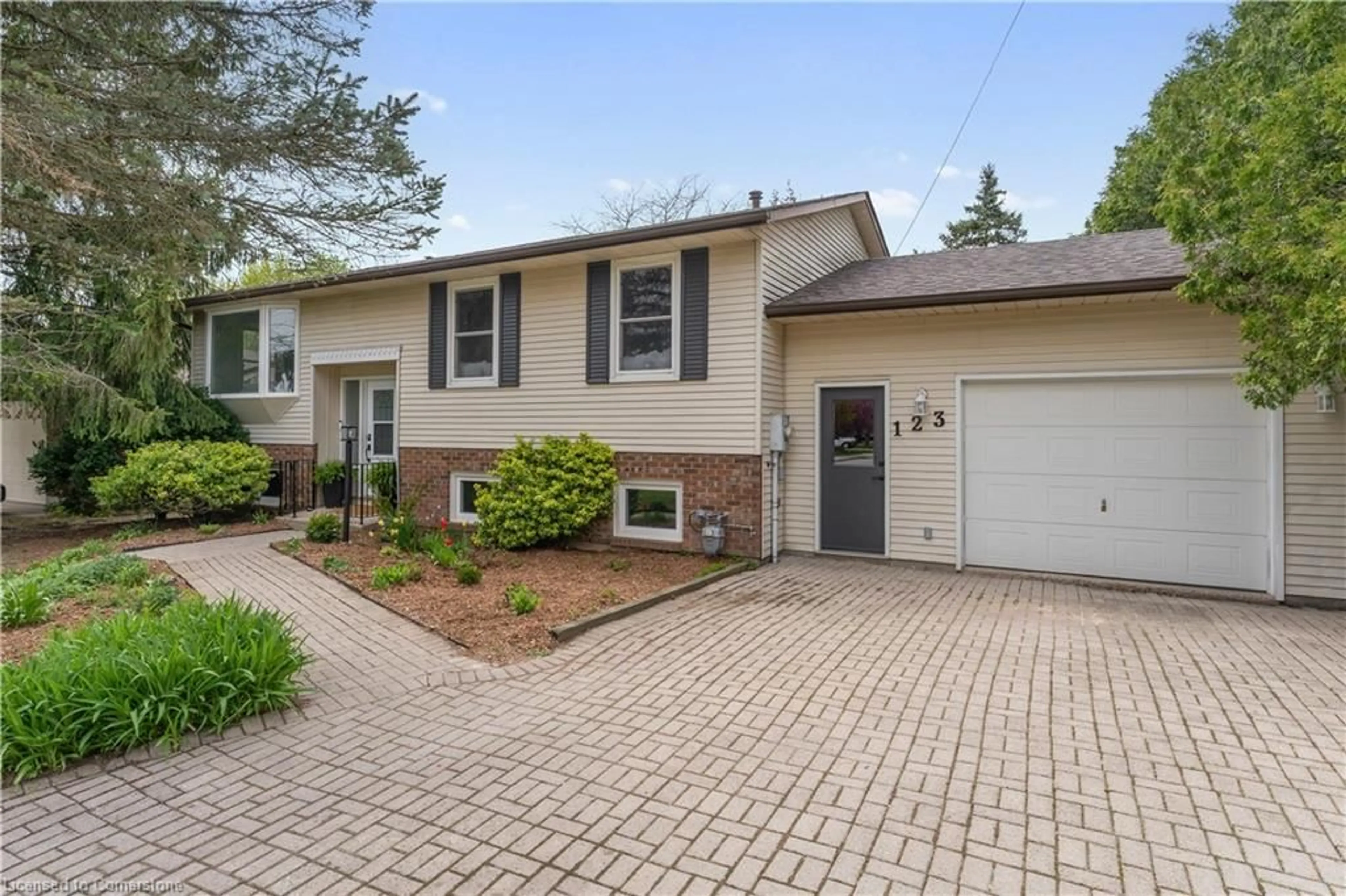 Home with brick exterior material, street for 123 Wade Rd, Smithville Ontario L0R 2A0