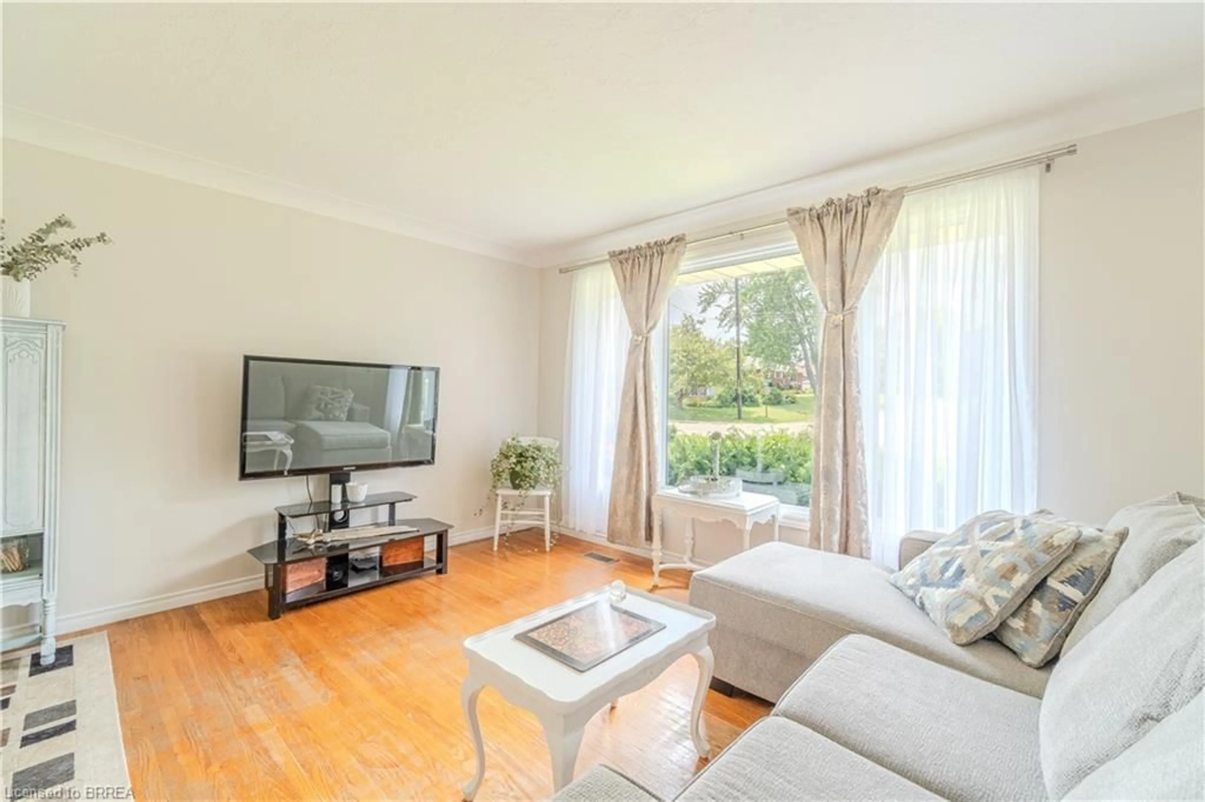 Living room with furniture, wood/laminate floor for 63 Market St, Paris Ontario N3L 3B1