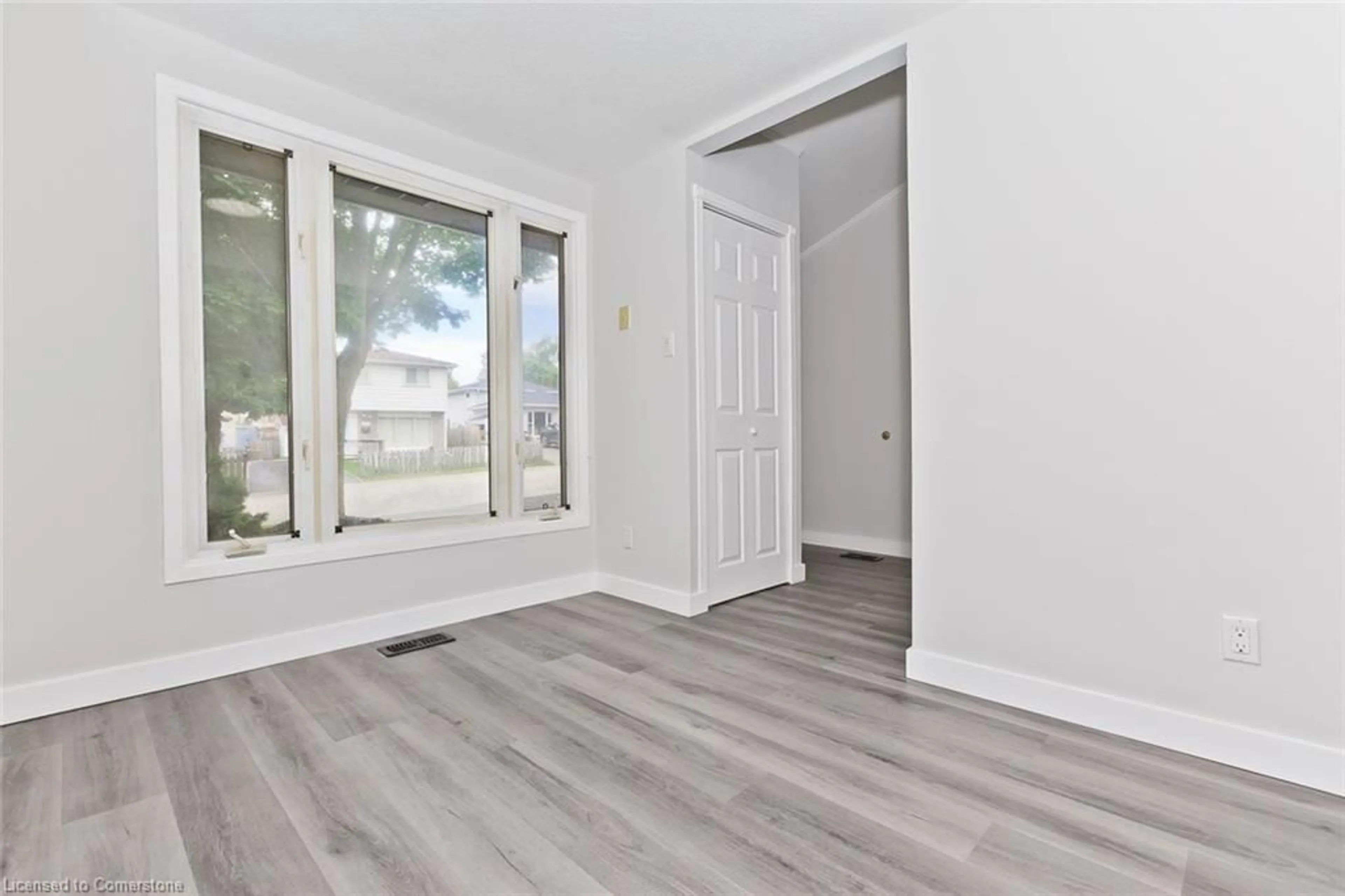 Indoor entryway for 504 Pinetree Cres, Cambridge Ontario N3H 4X5