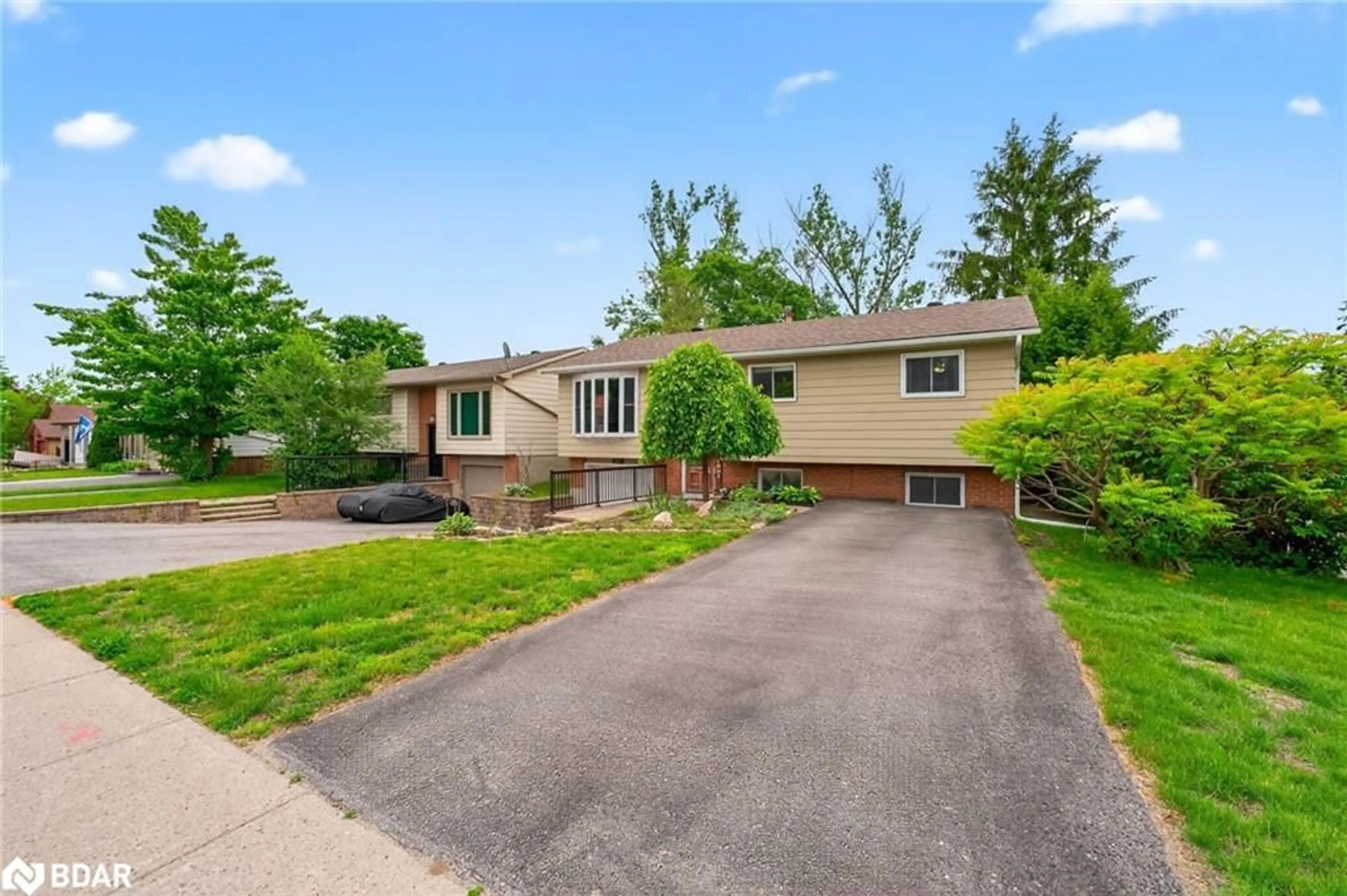 A pic from outside/outdoor area/front of a property/back of a property/a pic from drone, street for 261 Edgehill Dr, Barrie Ontario L4N 7W9