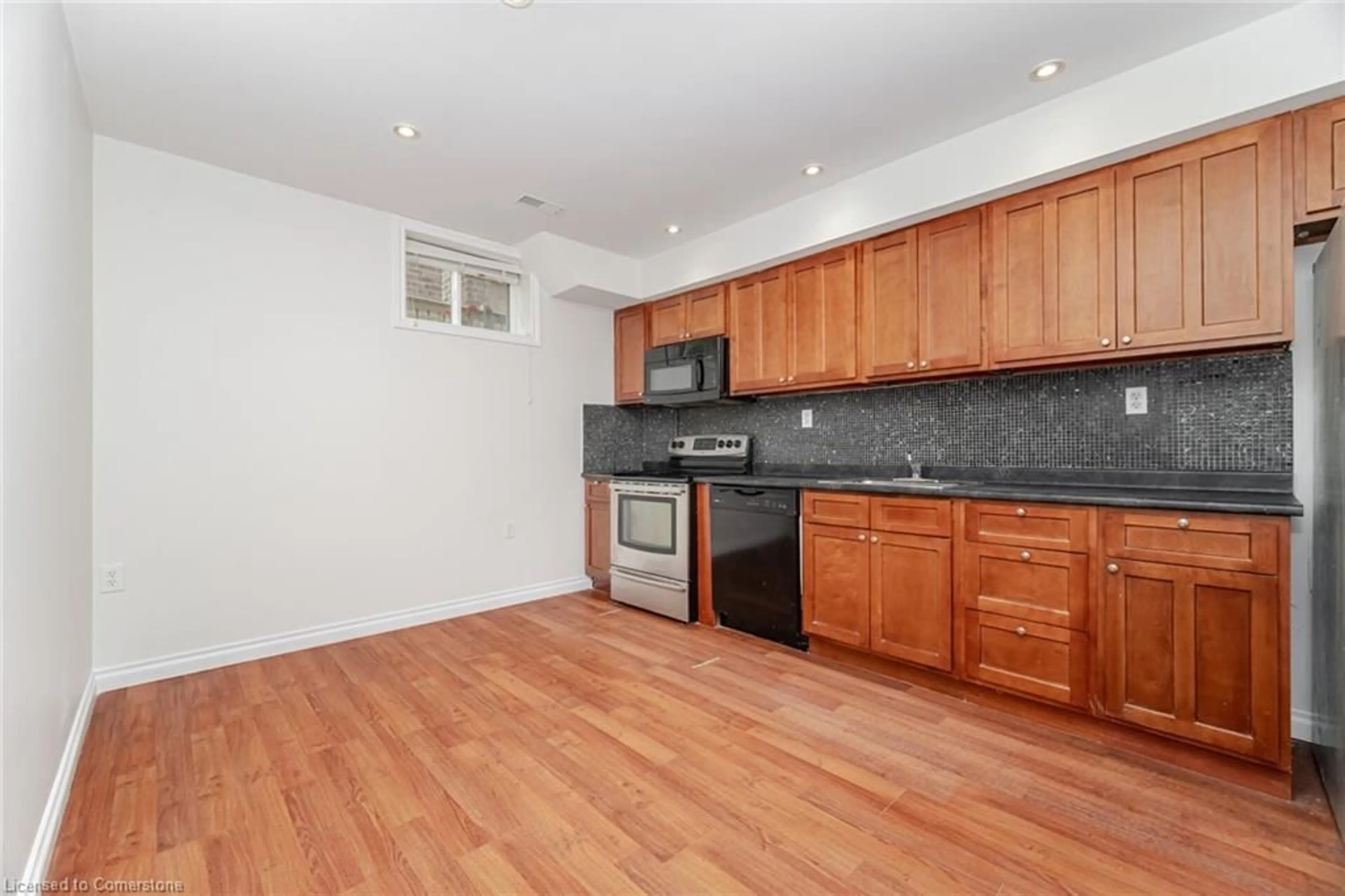 Standard kitchen, wood/laminate floor for 169 East 8th St, Hamilton Ontario L9A 4Y7