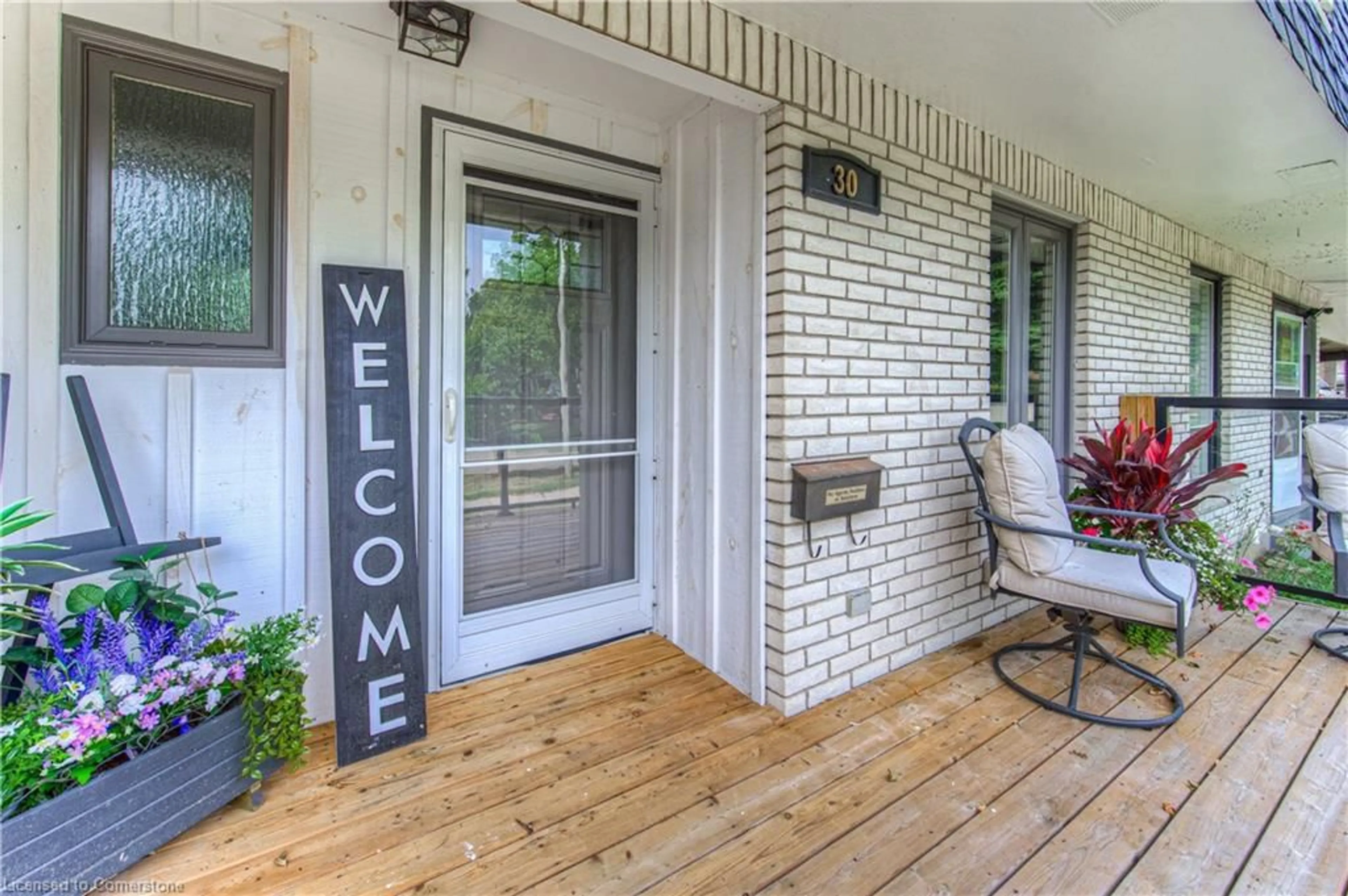 Indoor entryway for 30 Pepperwood Cres, Kitchener Ontario N2A 2R3