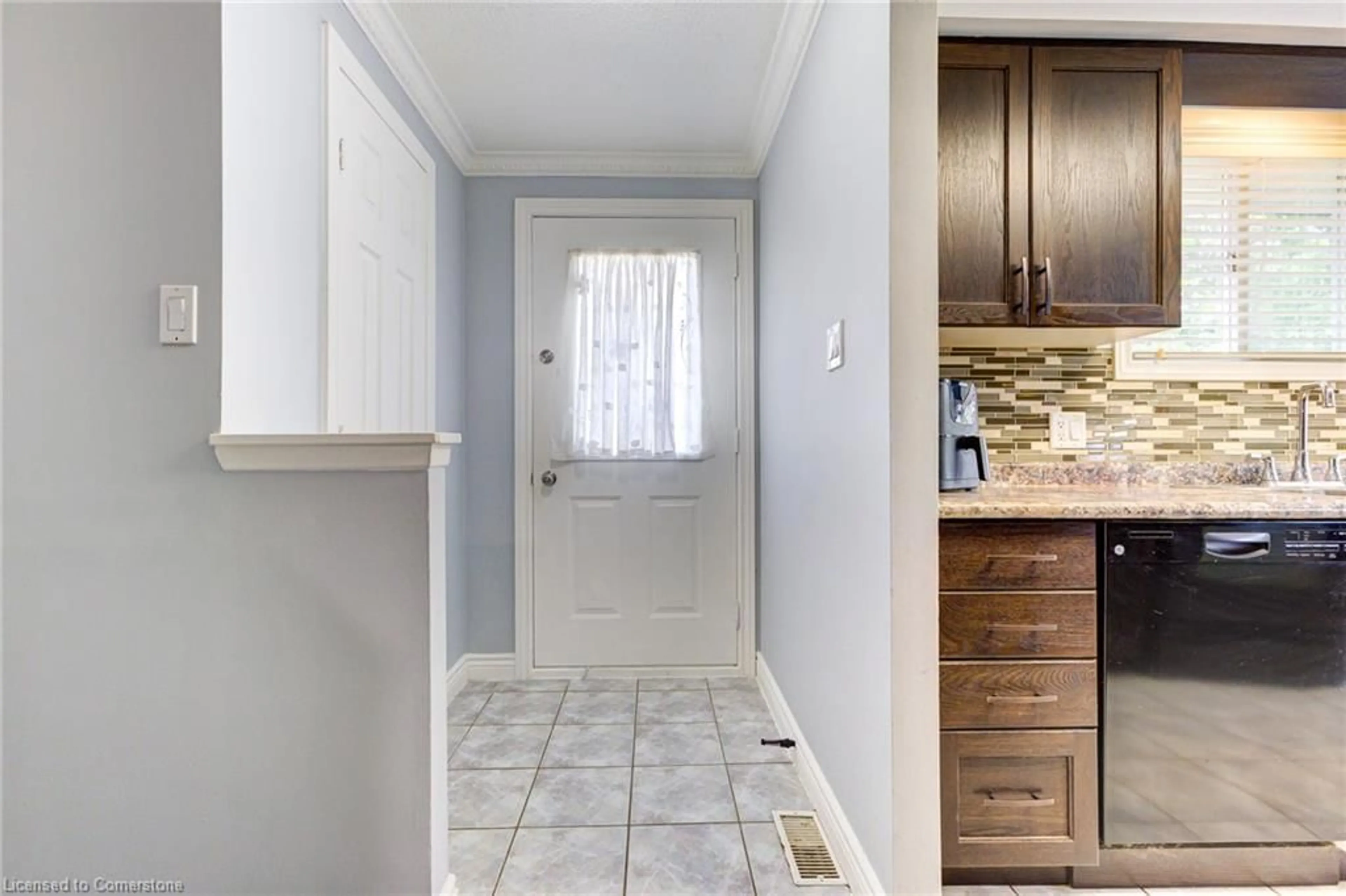 Indoor entryway for 85 Frobisher Crt, Cambridge Ontario N1R 6Z5