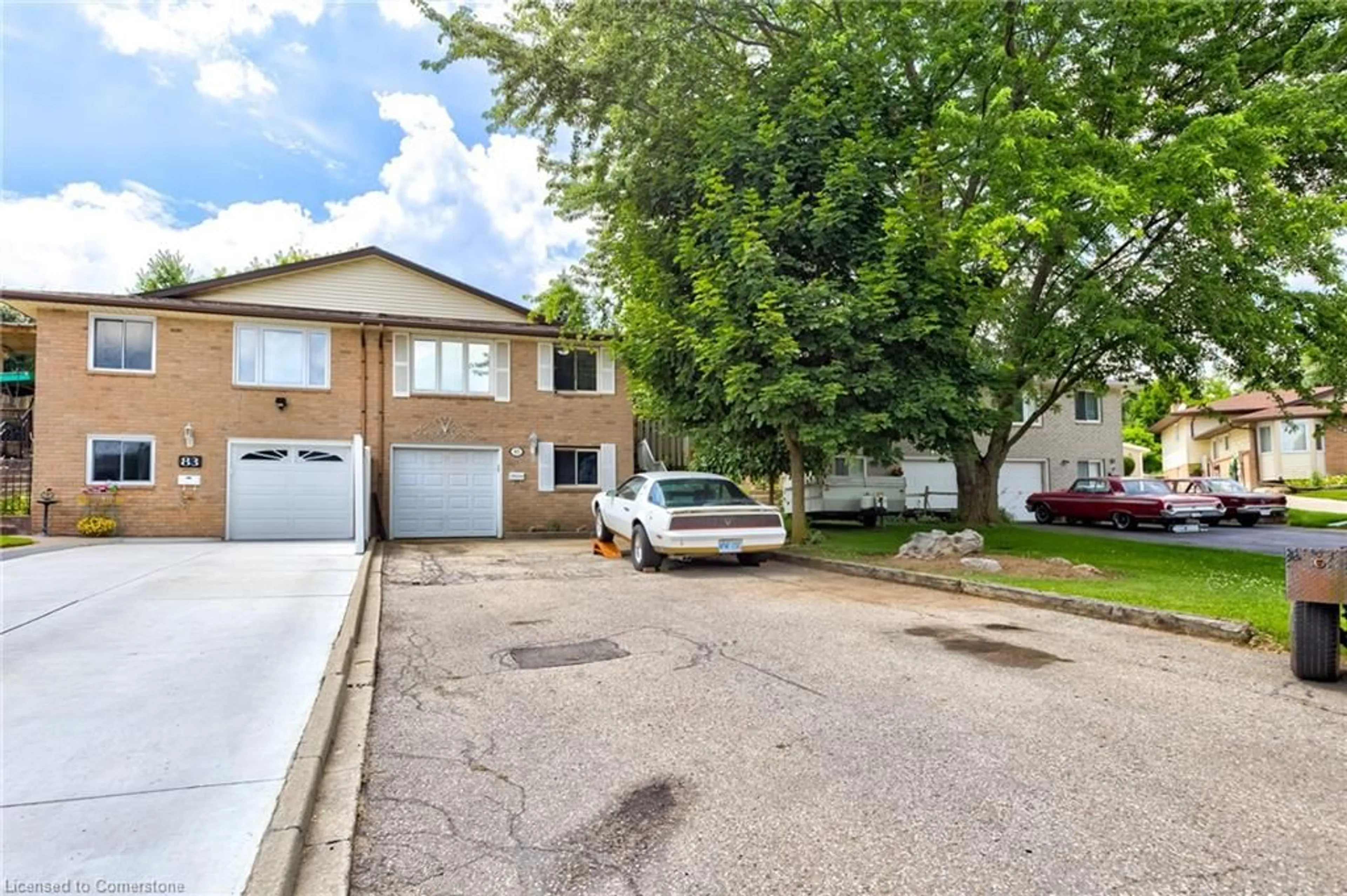 A pic from outside/outdoor area/front of a property/back of a property/a pic from drone, street for 85 Frobisher Crt, Cambridge Ontario N1R 6Z5