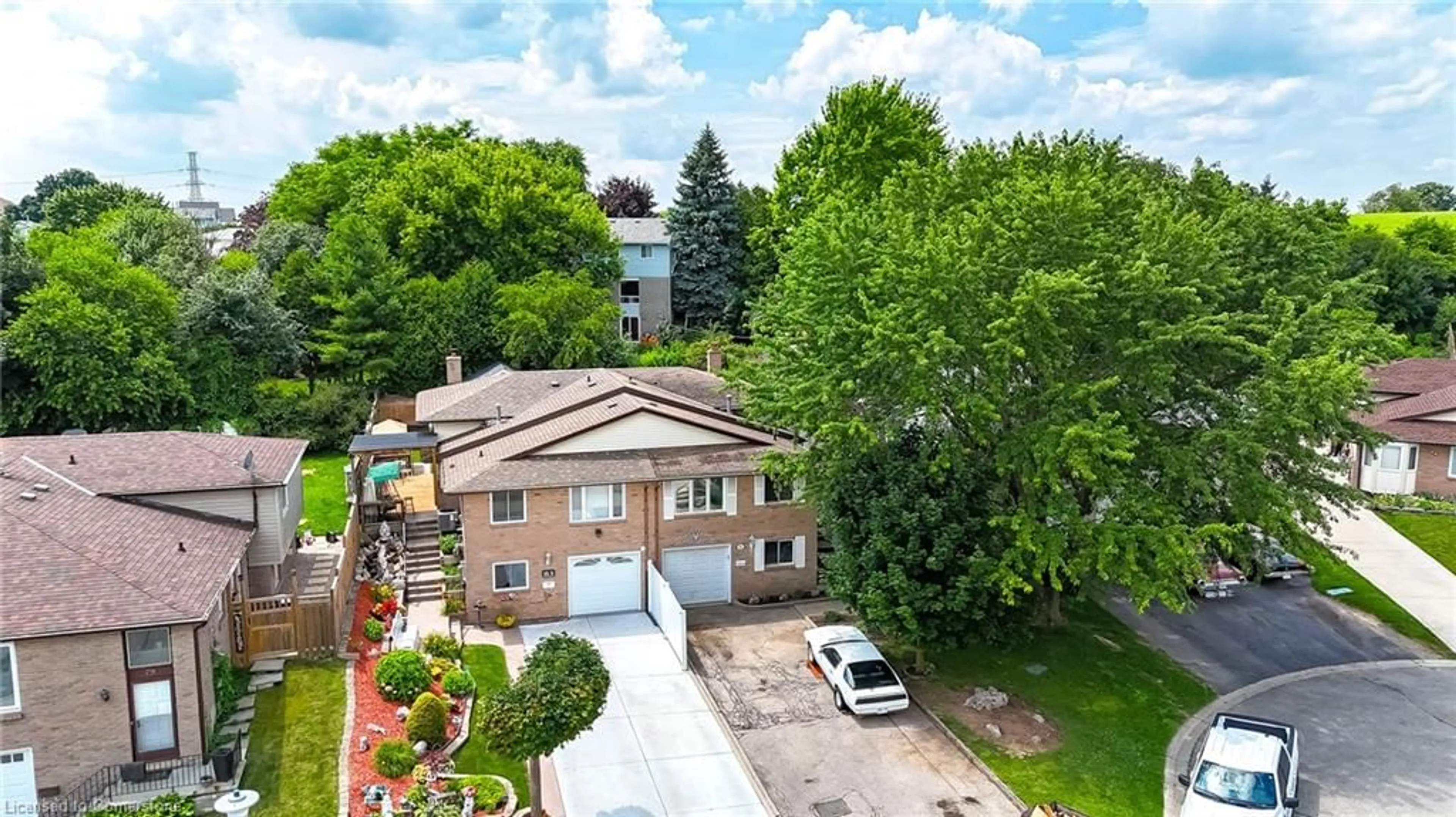 A pic from outside/outdoor area/front of a property/back of a property/a pic from drone, street for 85 Frobisher Crt, Cambridge Ontario N1R 6Z5