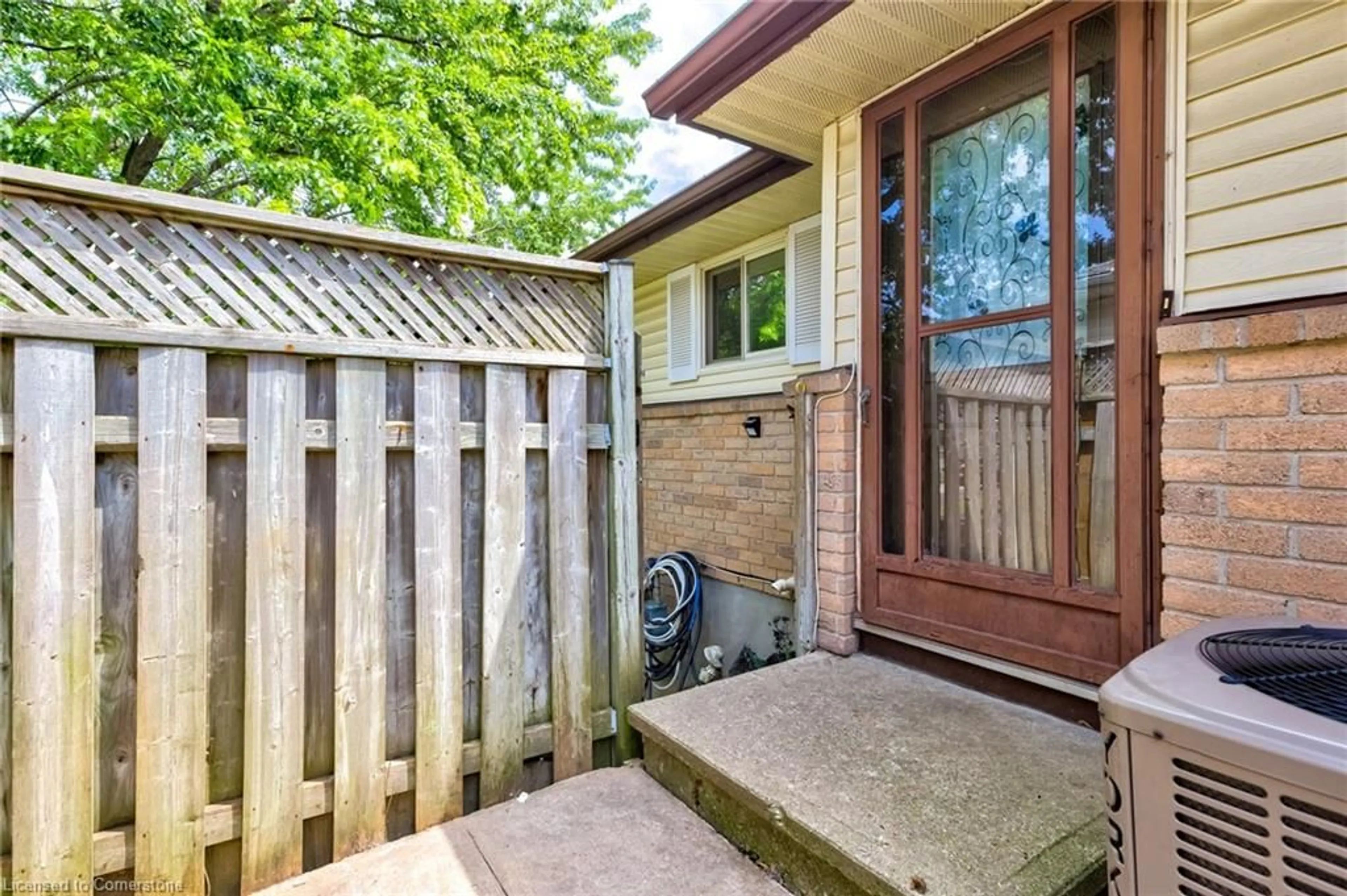 Patio, street for 85 Frobisher Crt, Cambridge Ontario N1R 6Z5