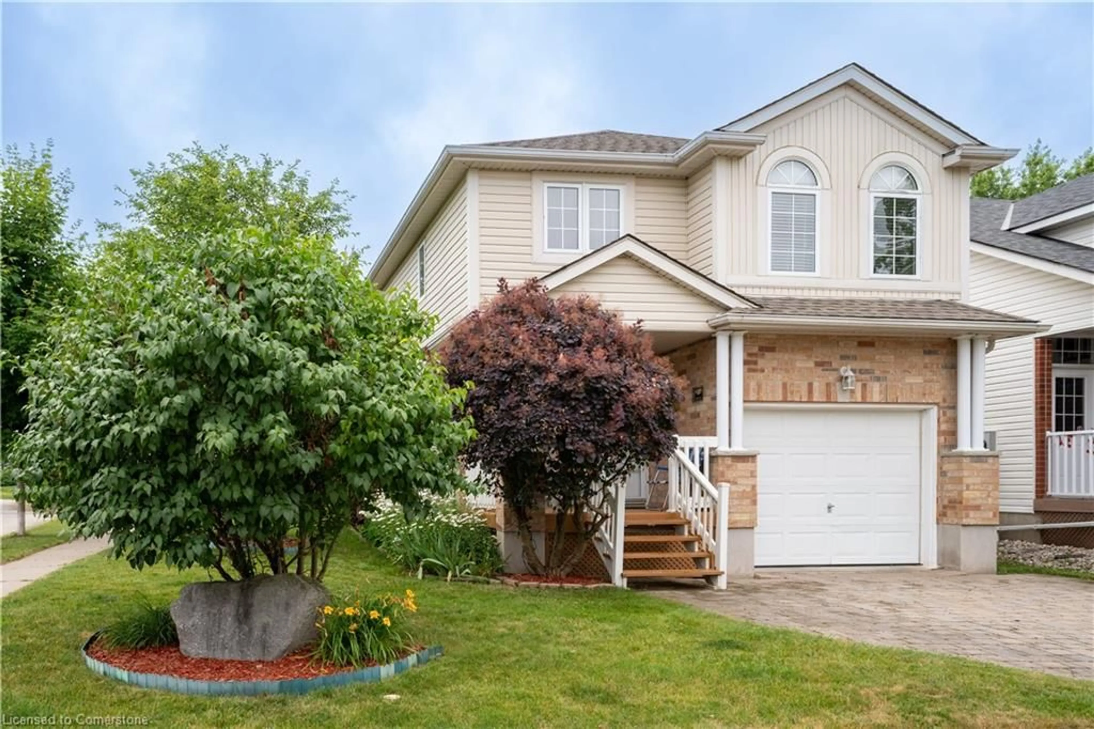 Home with vinyl exterior material, street for 601 Mountain Maple Ave, Waterloo Ontario N2V 2P4